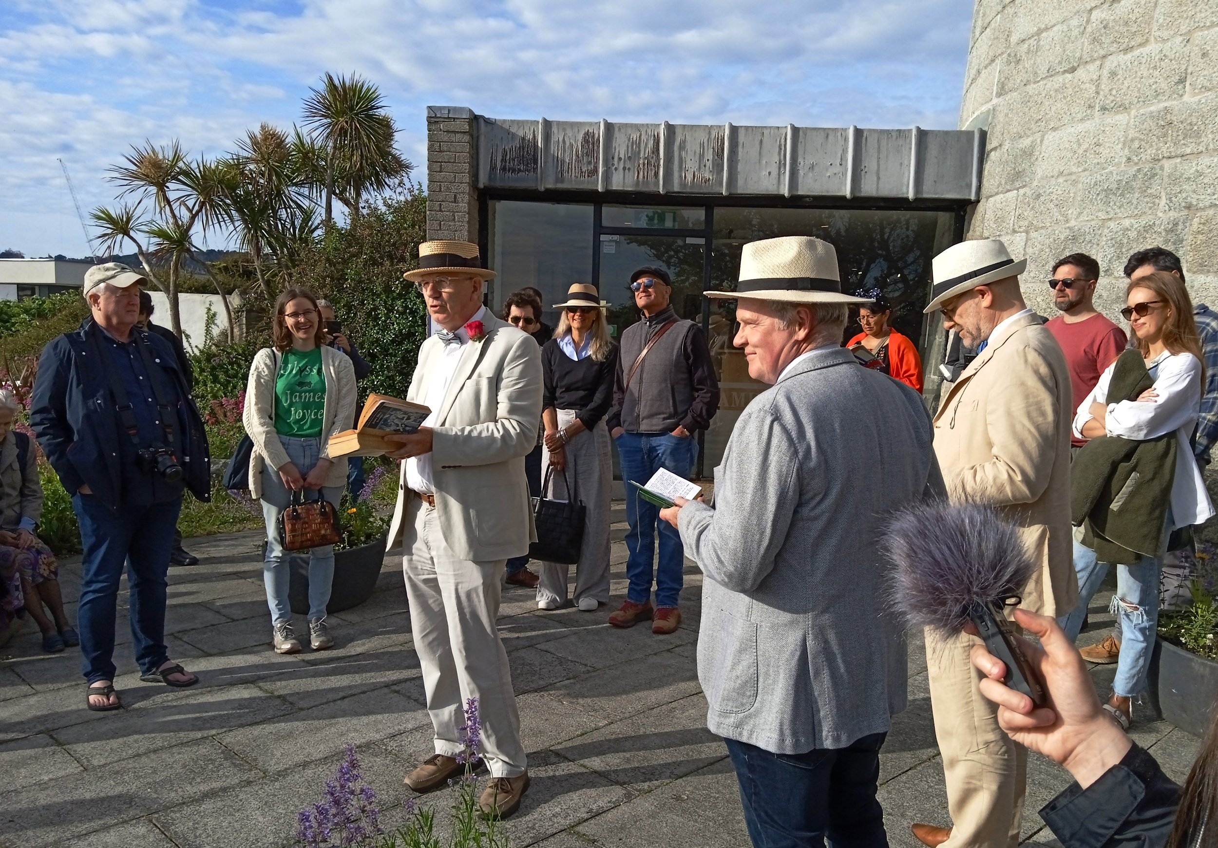  Reading from the sacred text 