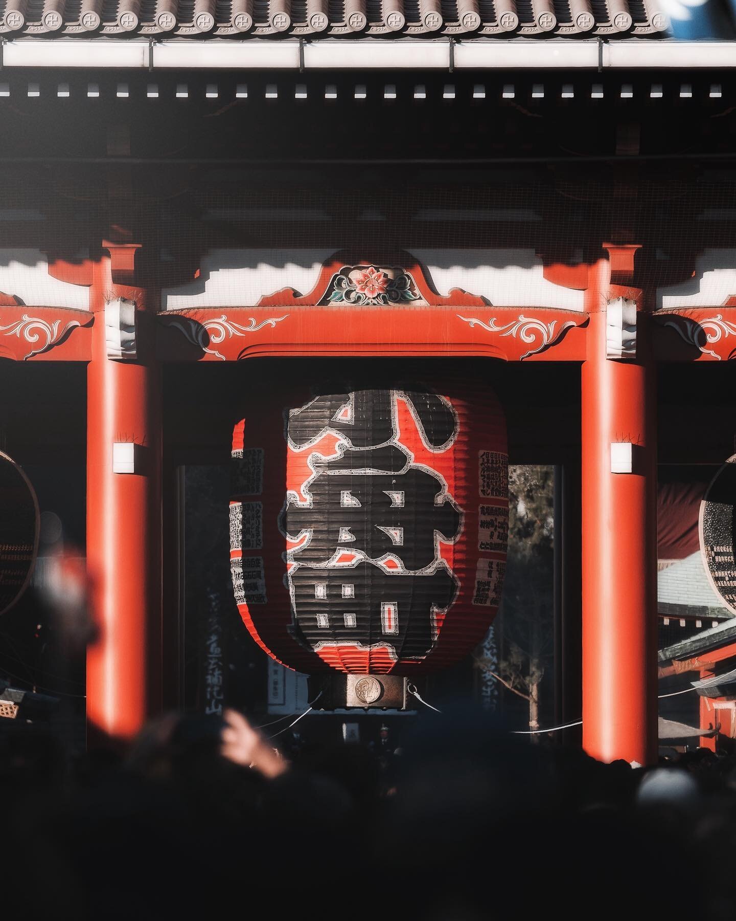 Known as Kaminari-mon (thunder gate), this massive red paper lantern has become a unique symbol for Asakusa and old Tokyo.

Be sure to take a peek underneath the lantern for a fierce surprise 🐉. 
.
.
.
.
📍Asakusa《 浅草 》
.
┈︎┈︎┈︎┈︎┈︎┈︎┈︎┈︎┈︎┈┈┈┈︎┈┈︎┈