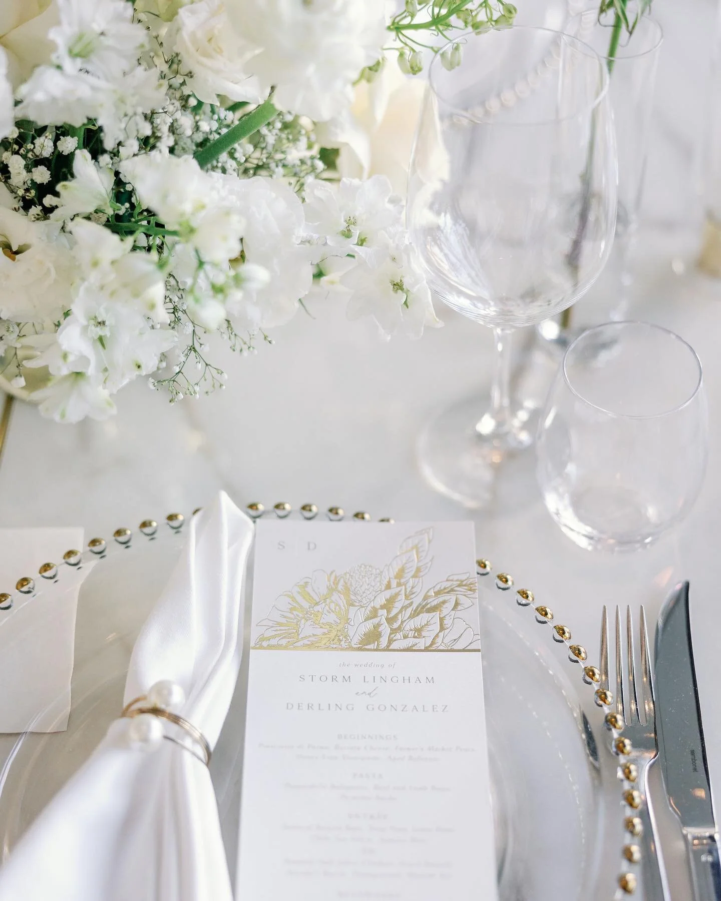 Still swooning over these detailsβ¨
π°πΌ‍βοΈ: @stormlingham 
π·: @juliastocktonphoto 
π: @jovanievents 
π΄: @spagolv 
π: @mintedweddings 
π: @simplyweddings
