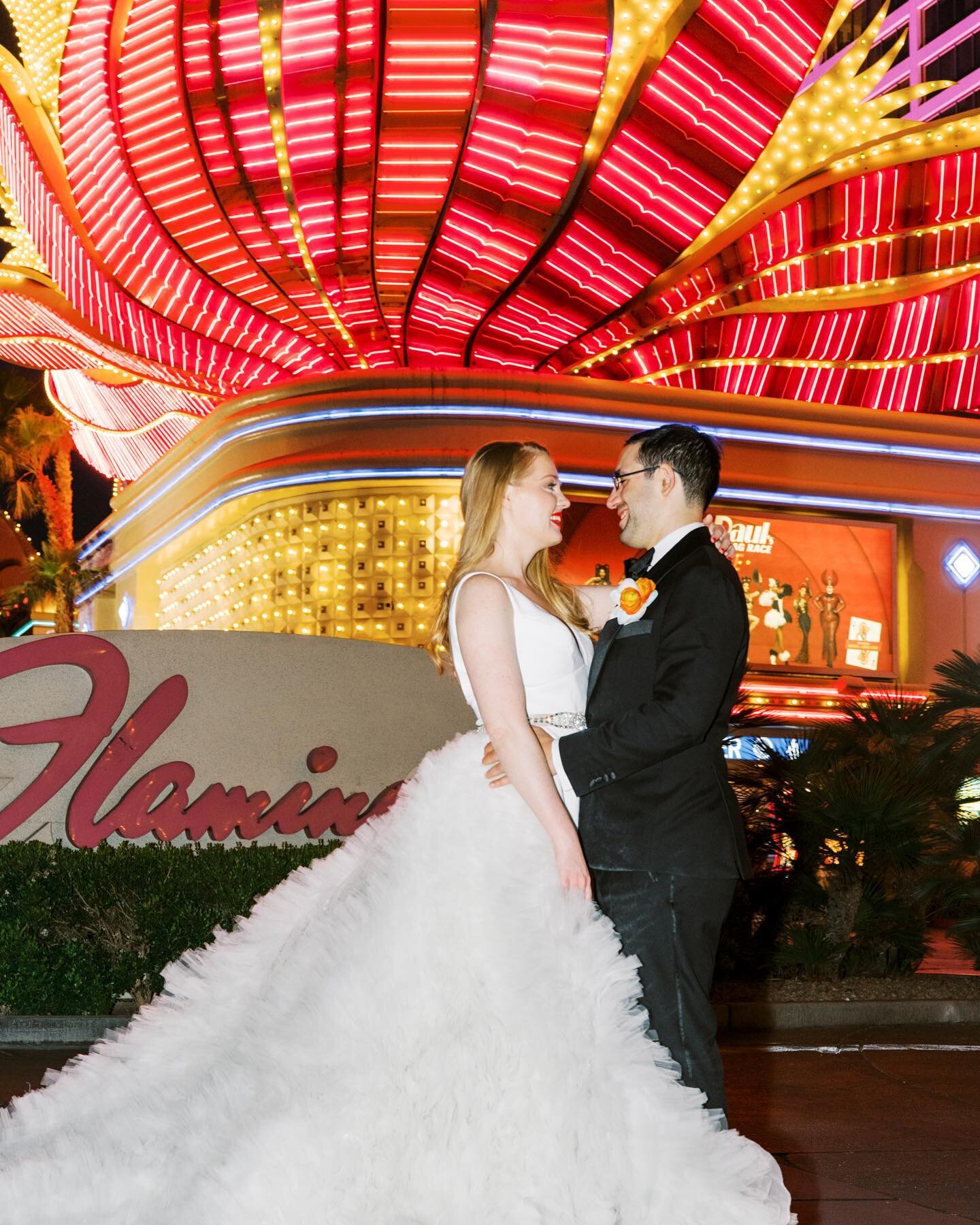 Vegas lights shine like no othersβ¨
π°πΌ‍βοΈ: @allyn722 in @kleinfeldbridal 
π: @simplyweddings
π·: @hellogabyj 
π: @lucidjuliet 
π‘: @theattico