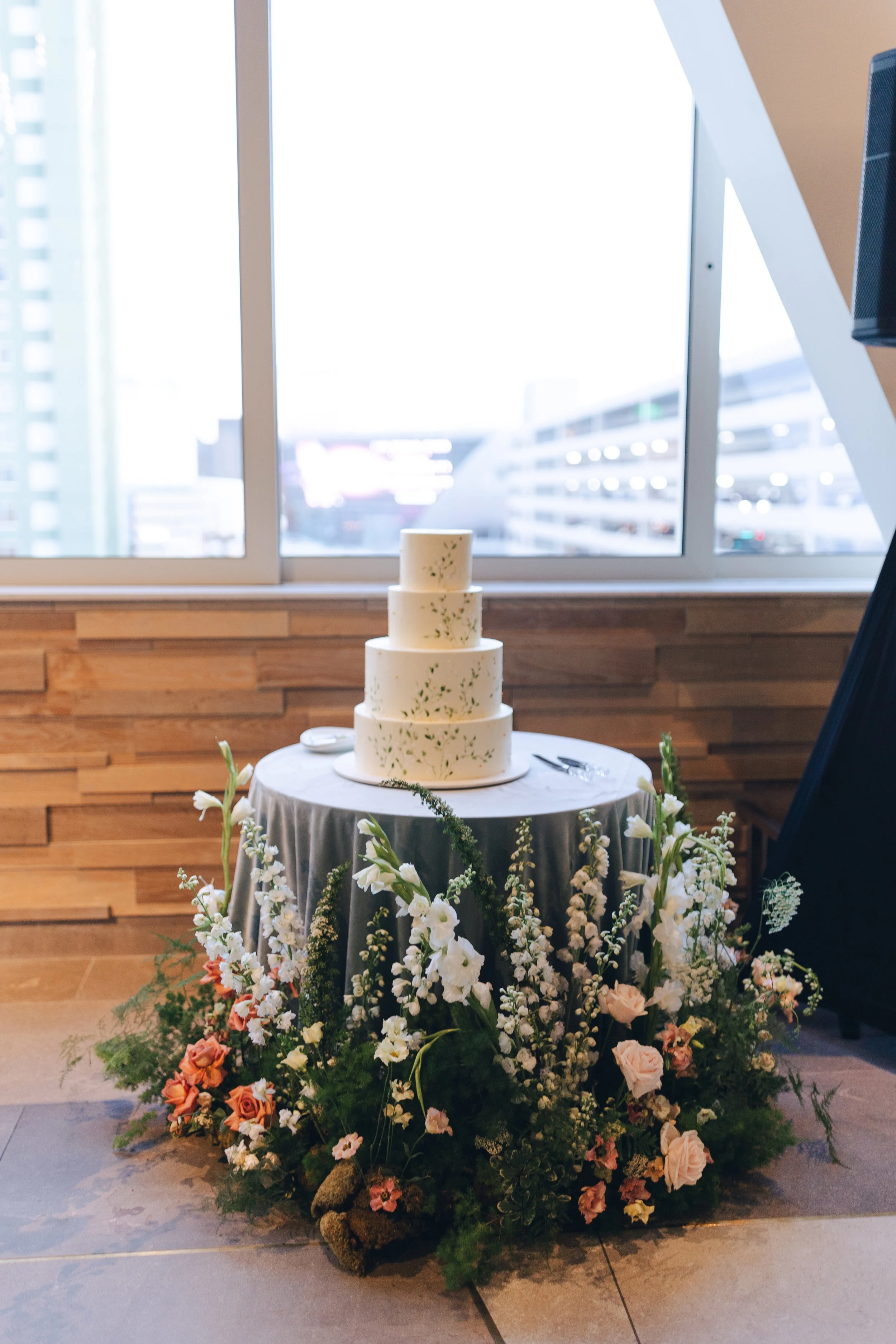 Wedding Cake Meadow - Simply Weddings Las Vegas and Sara Lunn