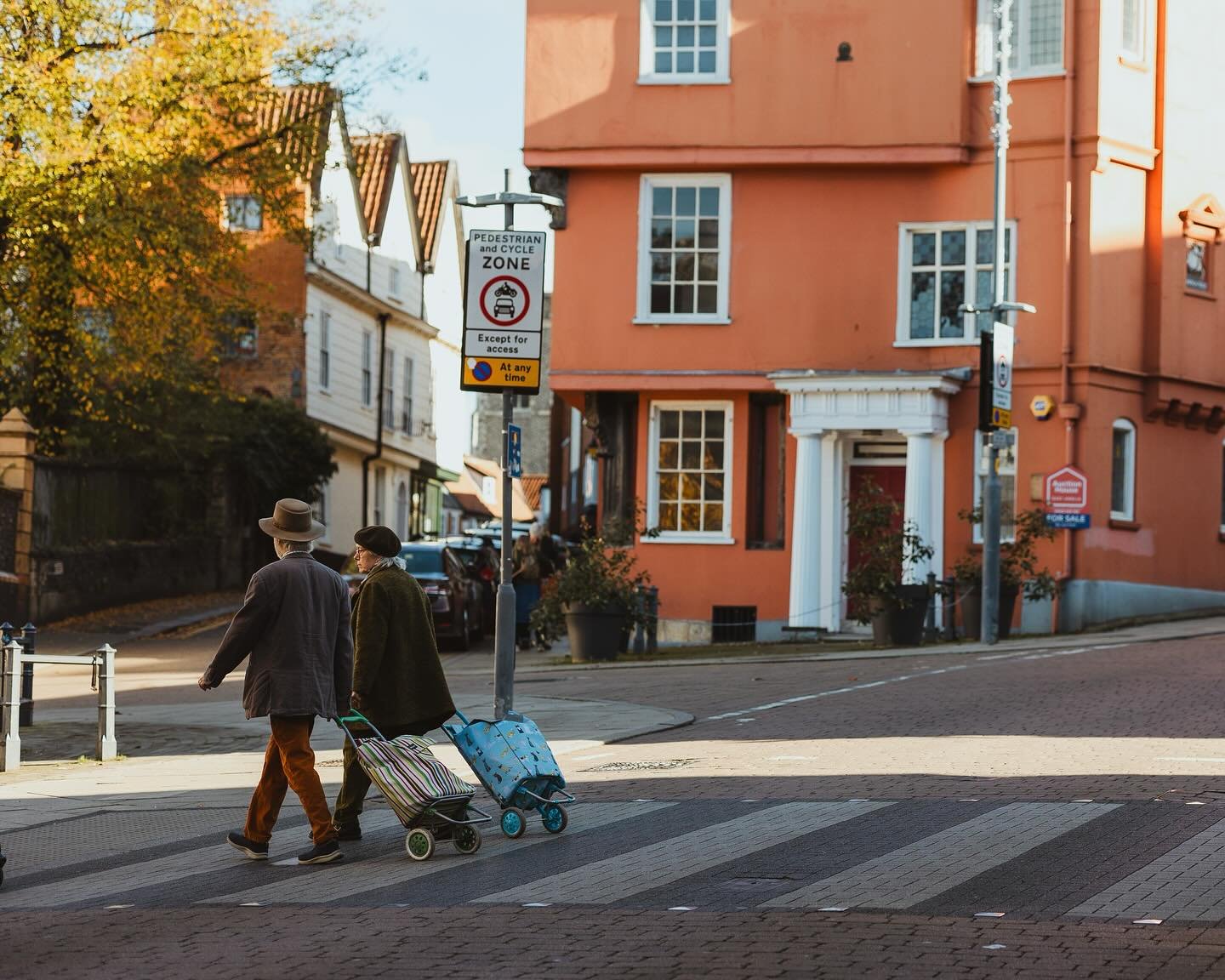Matching strides, bags and almost matching hats. This autumn light is just laaavley 🍁

#streetphotography #autumnvibes🍁 #norwich #afinecity #canonrf85f2 #85mm