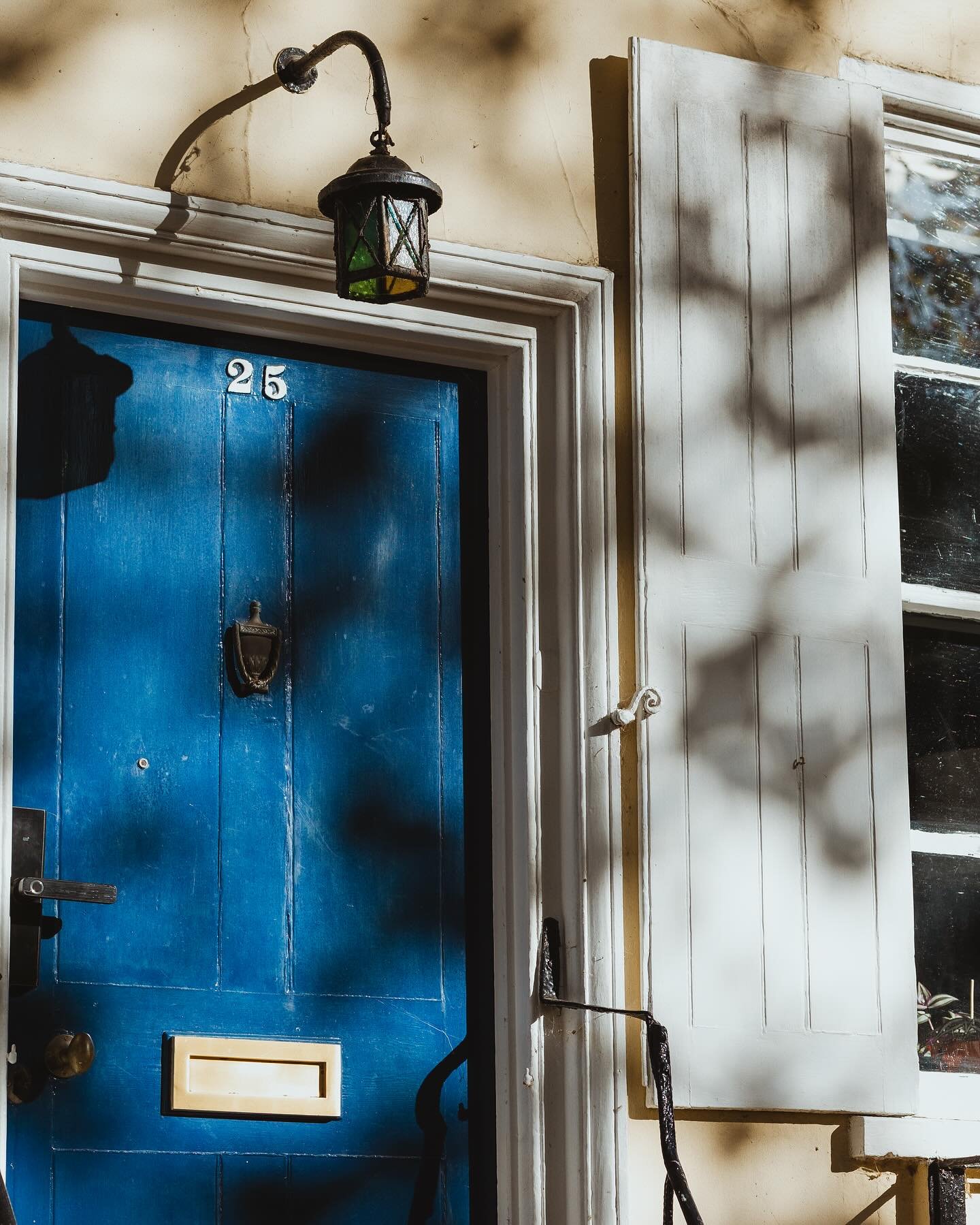 A throwback to the nicest mottled light on Elm Hill 🍃

#norwich #norwichcity #elmhill #afinecity #cityofstories #mottledlight #photography #canon #canonr6