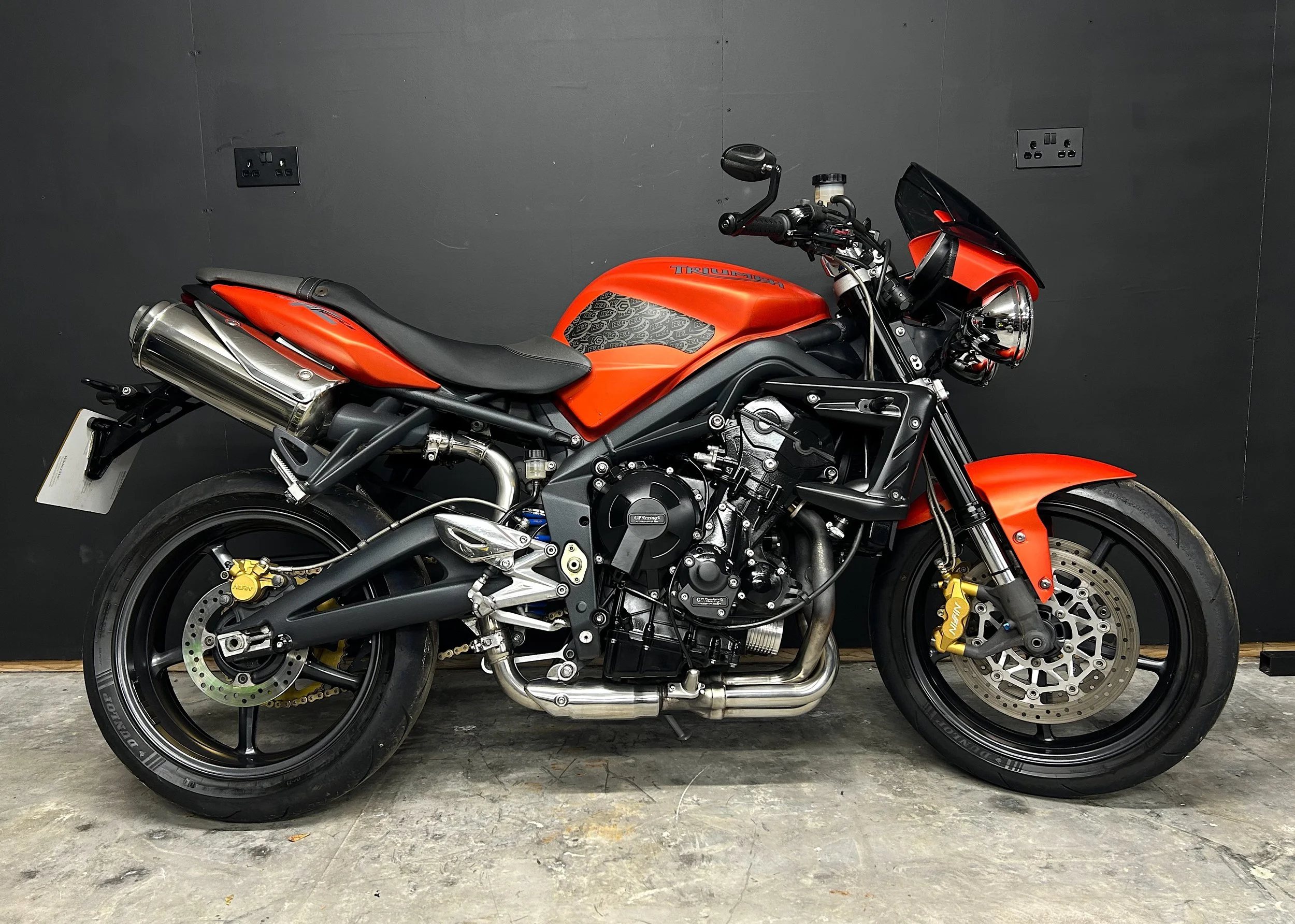 TRIUMPH STREET TRIPLE 675 R