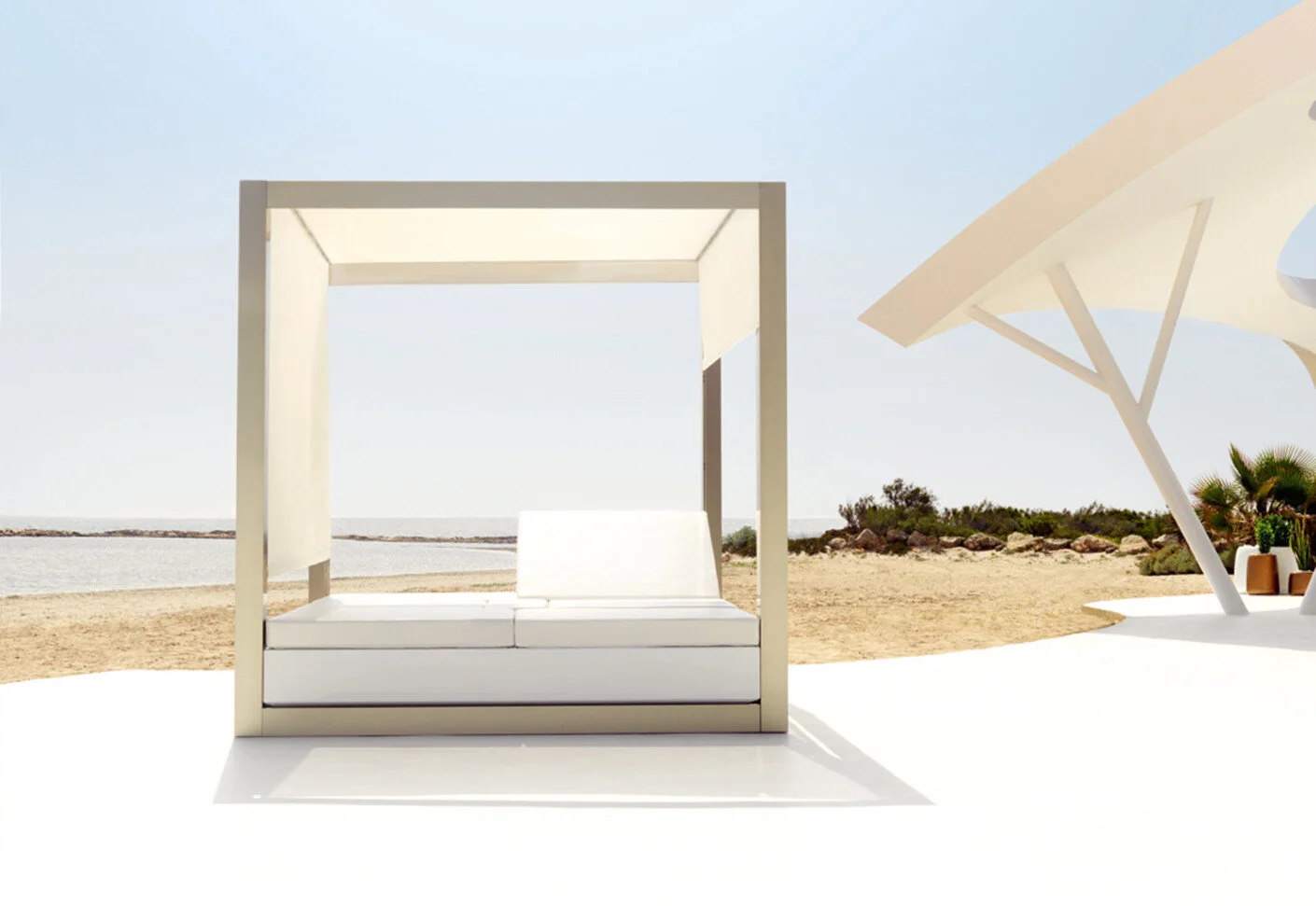 Vondom_Vela_Luxury_Illuminating_Daybed-tattat-outdoor lounge furniture.jpg