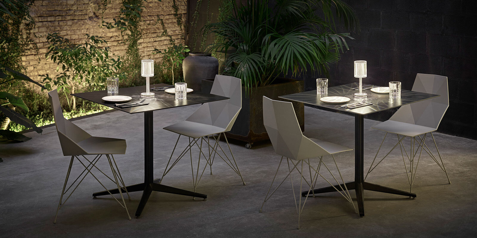 cordless_wireless_table_lamp_battery_outdoor_vondom_gatsby-tattat-table-lamp-black-friday-deals.jpg