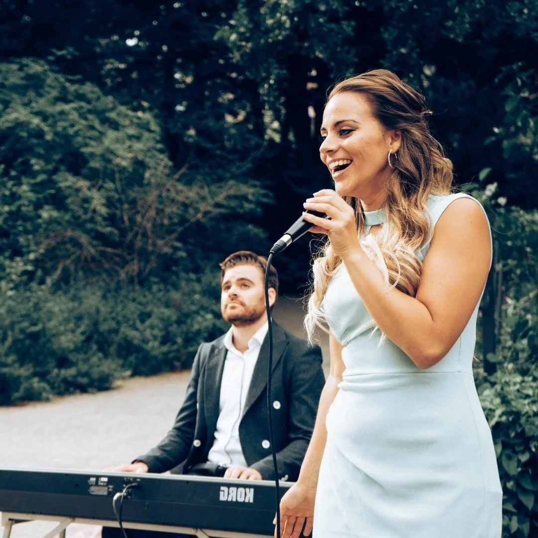 "I could make you happy
make your dreams come true
nothing that I wouldn't do
go to the ends of the earth for you
to make you feel my love" 
"Make you feel my love" von Adele ist ein toller Song für eure Trauung oder den rom
