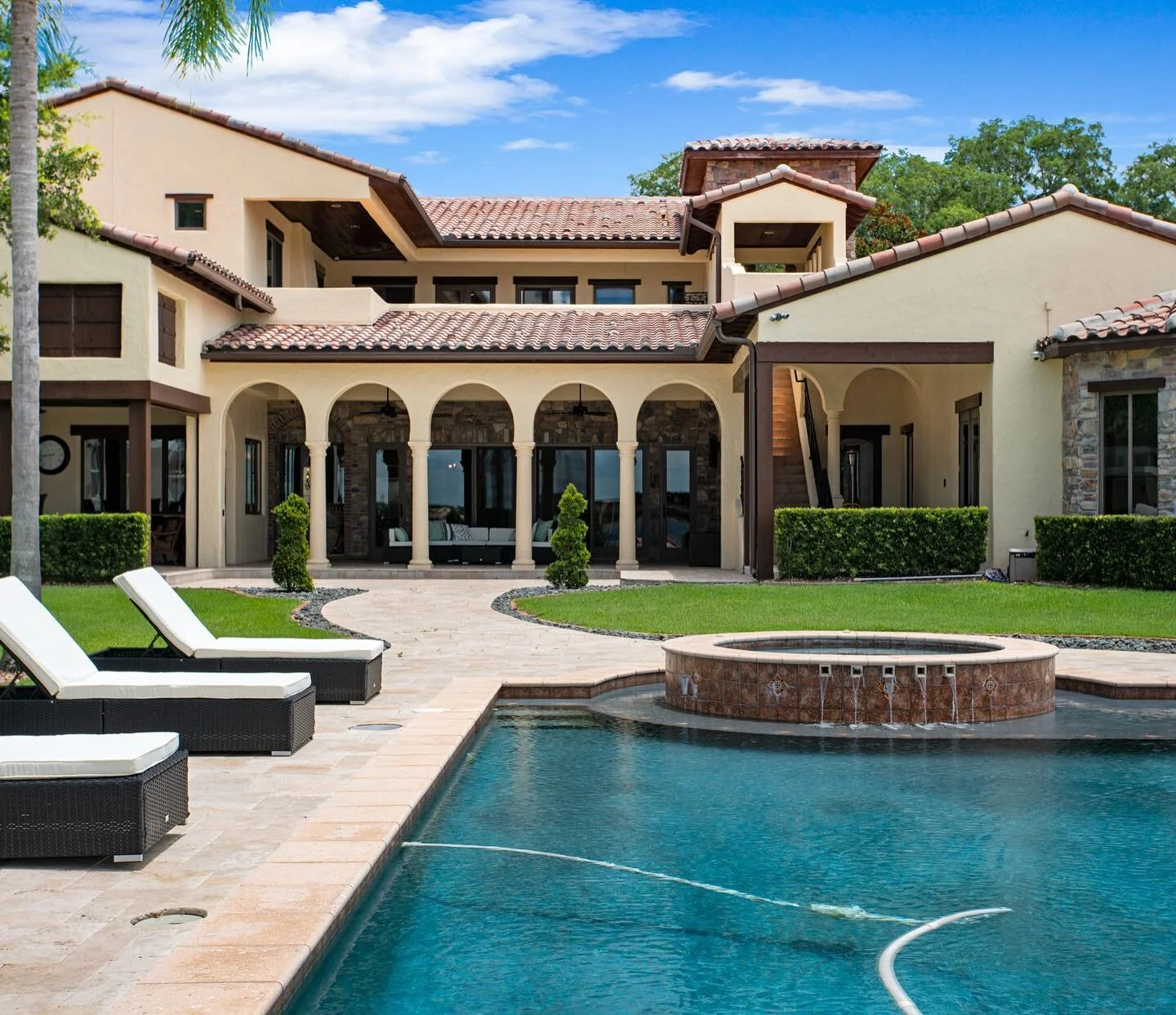 TRADITION EMBRACES TREND.

When approached by friends and long-time clients to facelift their Windermere estate in anticipation of a sale, we knew the task wasn&rsquo;t to be taken lightly. Dark, Tuscan layers were shedded to embrace crisp, white wal