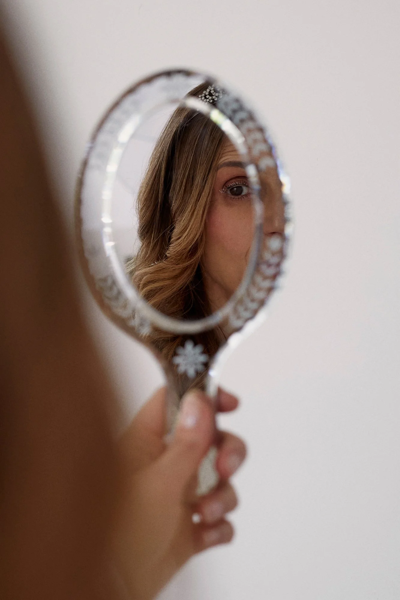 Portrait photograph of La Doña holding a plantain in a symbolic gesture from the series Cuerpo Vestido, Alma Desnuda by Beatriz Perez.