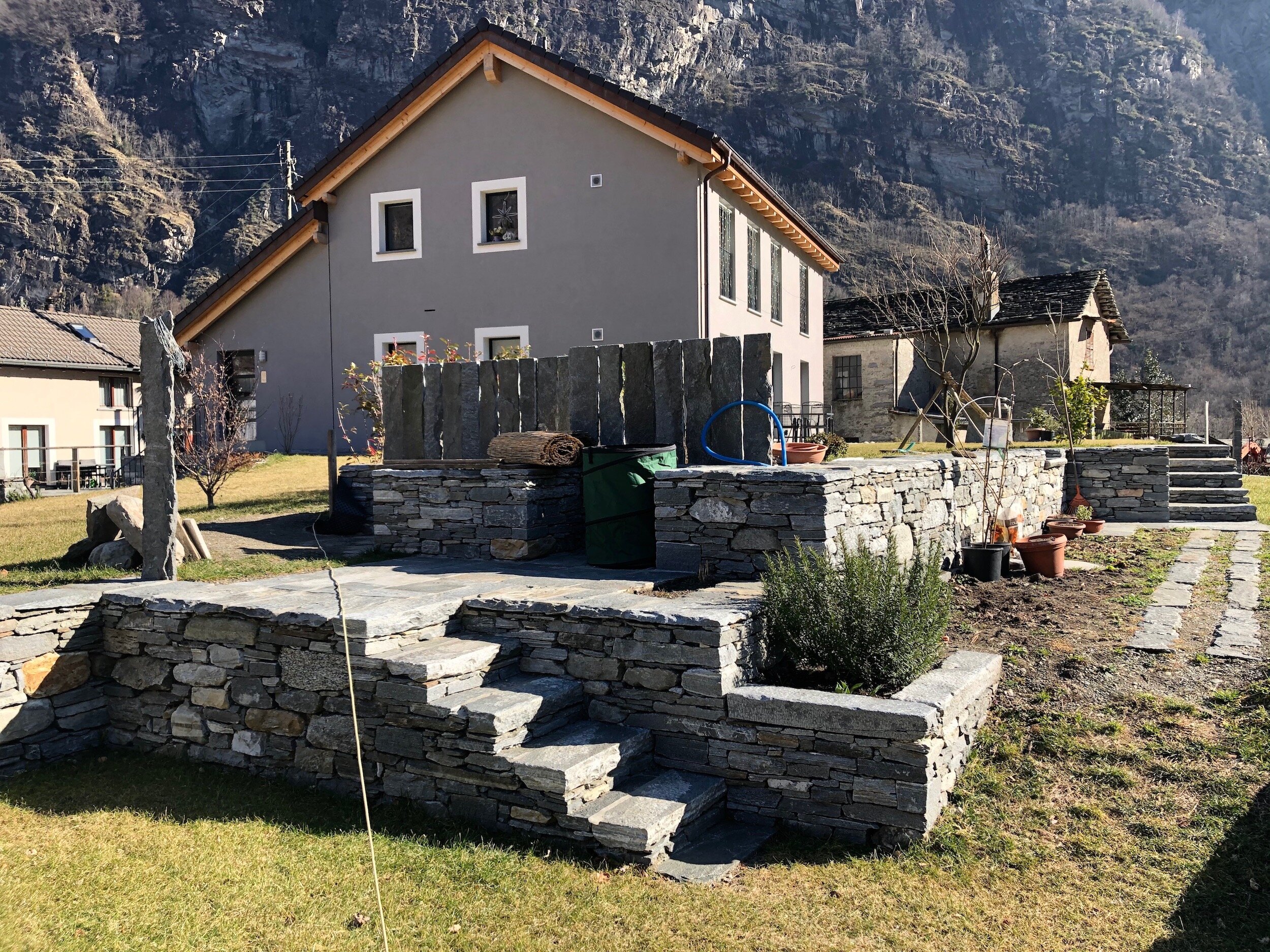 Muri giardino in sasso.jpeg