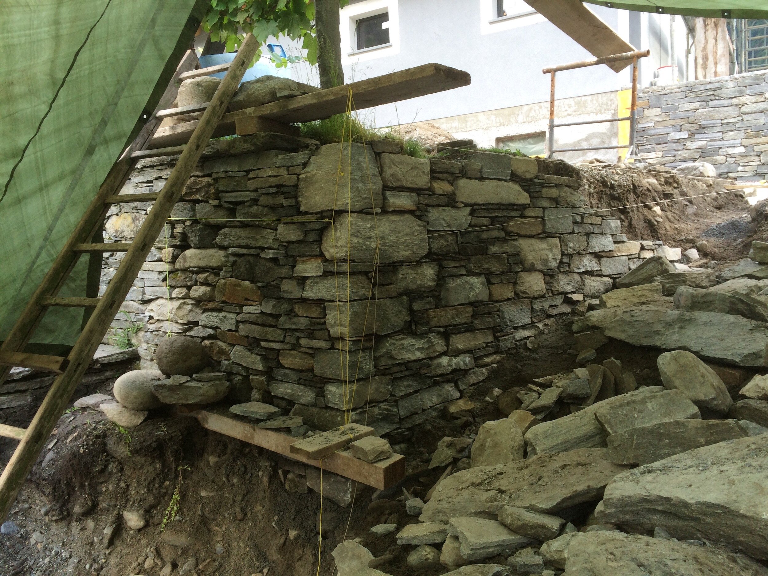Muro in sasso di contenimento 2 .jpg