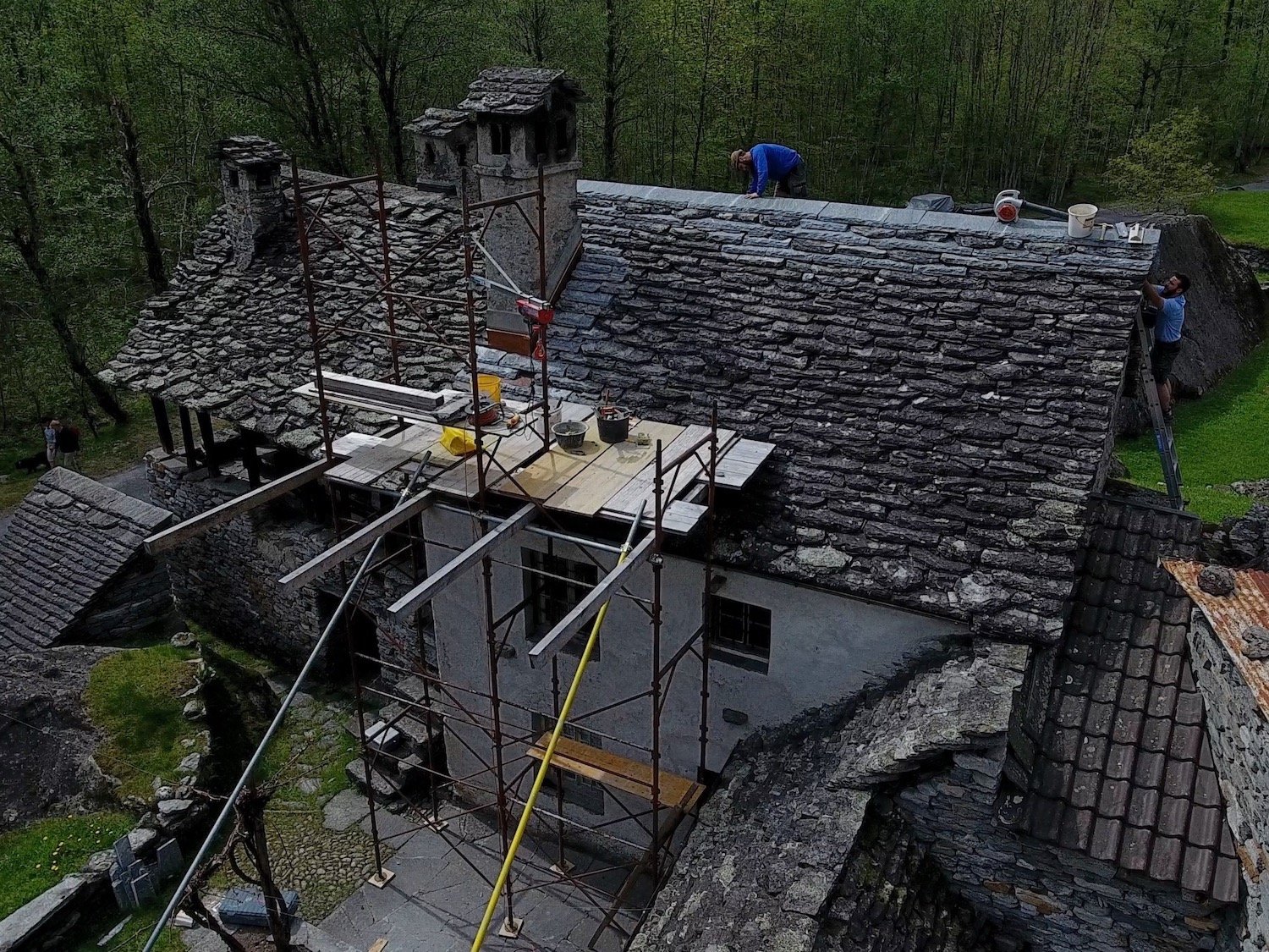 26 - Riparazione tetti in piode.jpg