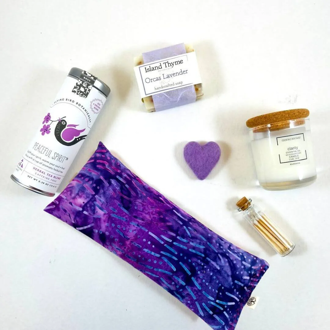 Unwind Gift Box regular with purple eye pillow