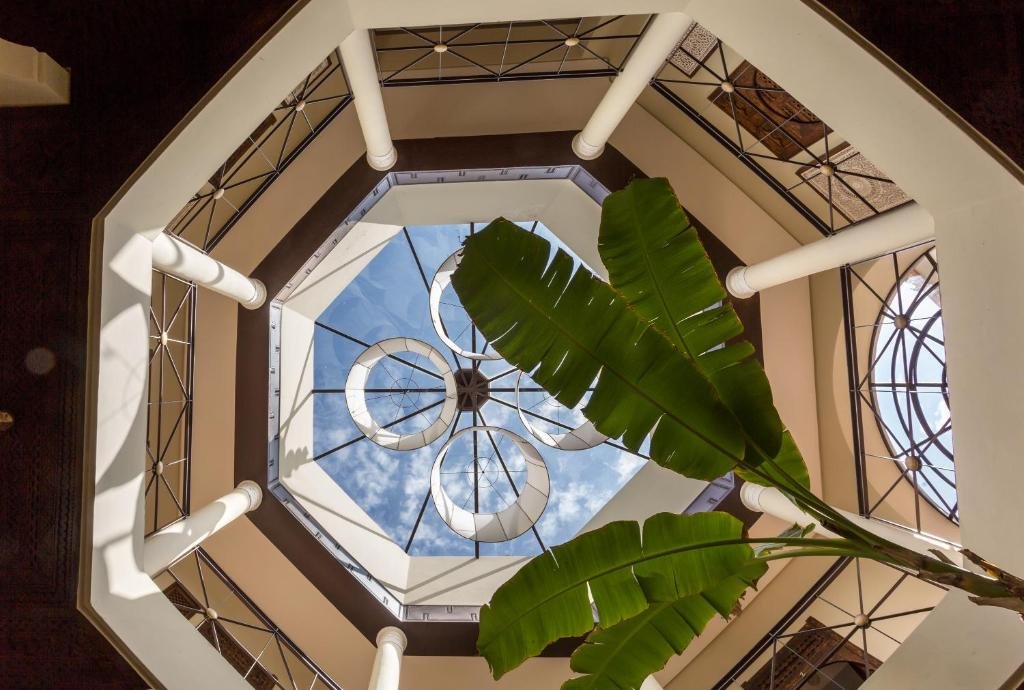 Palais Khum atrium.jpeg