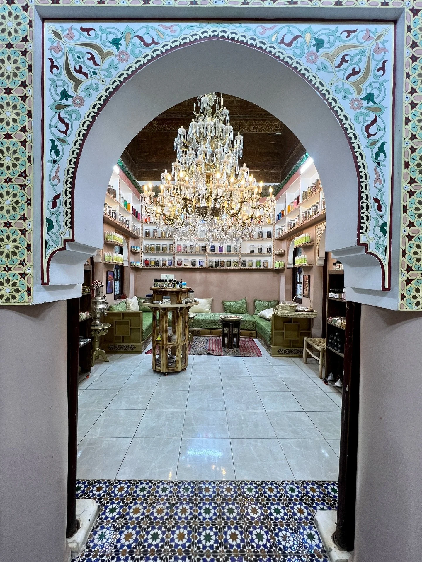 Finally sharing about one of my favorite Morocco experiences - visiting traditional medicine shops where ancient healing wisdom meets modern certification! 🌿
Over the years of leading retreats, I’ve brought my treasure hunters to several incr
