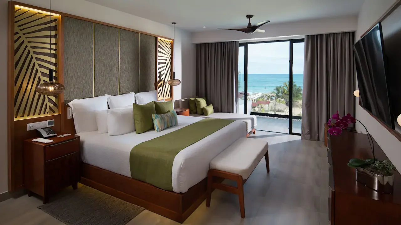 DRMPC-P0019-Preferred-Club-Presidential-Suite-Rooftop-Ocean-Front-Bedroom.16x9.webp (Copy) (Copy)