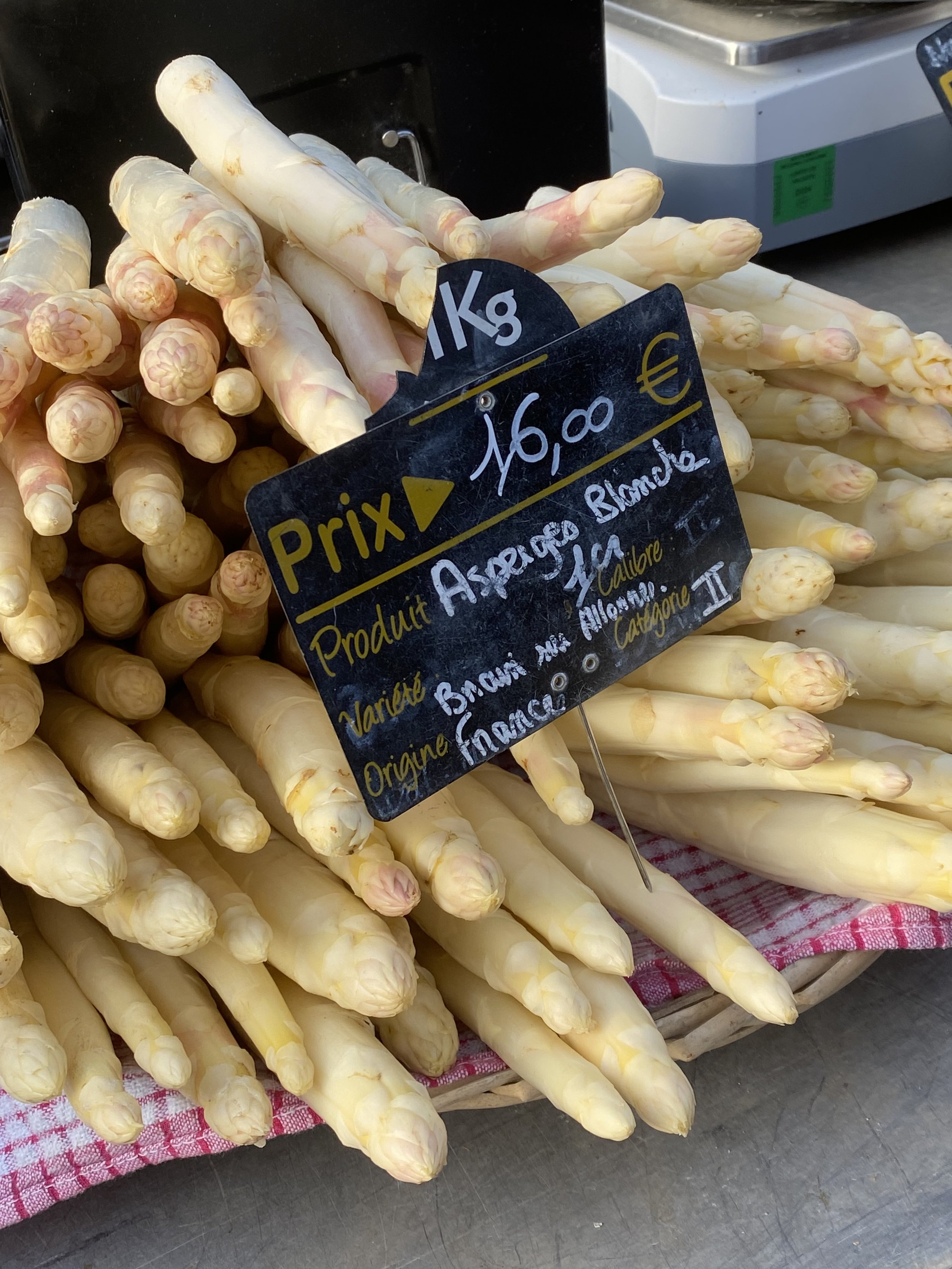 Chinon market, Azay-le-Rideau 001.JPG