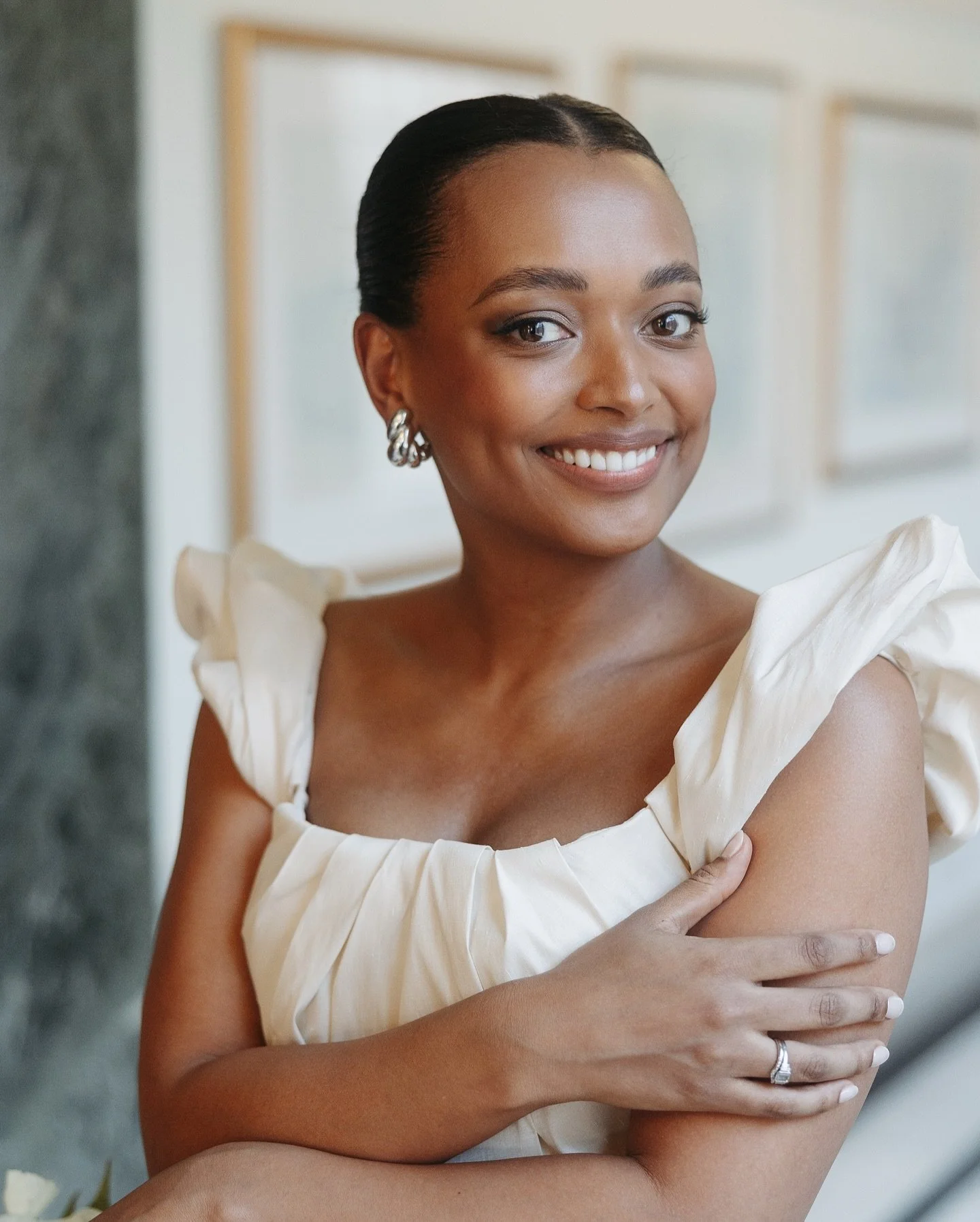 You&rsquo;re gonna want to want to browse through ALL of these photos, because Aida was the definition of understated elegance 🤍 Every detail of this look was so effortlessly refined and intentional. 

Her look featured a sleek mid-height bun with a