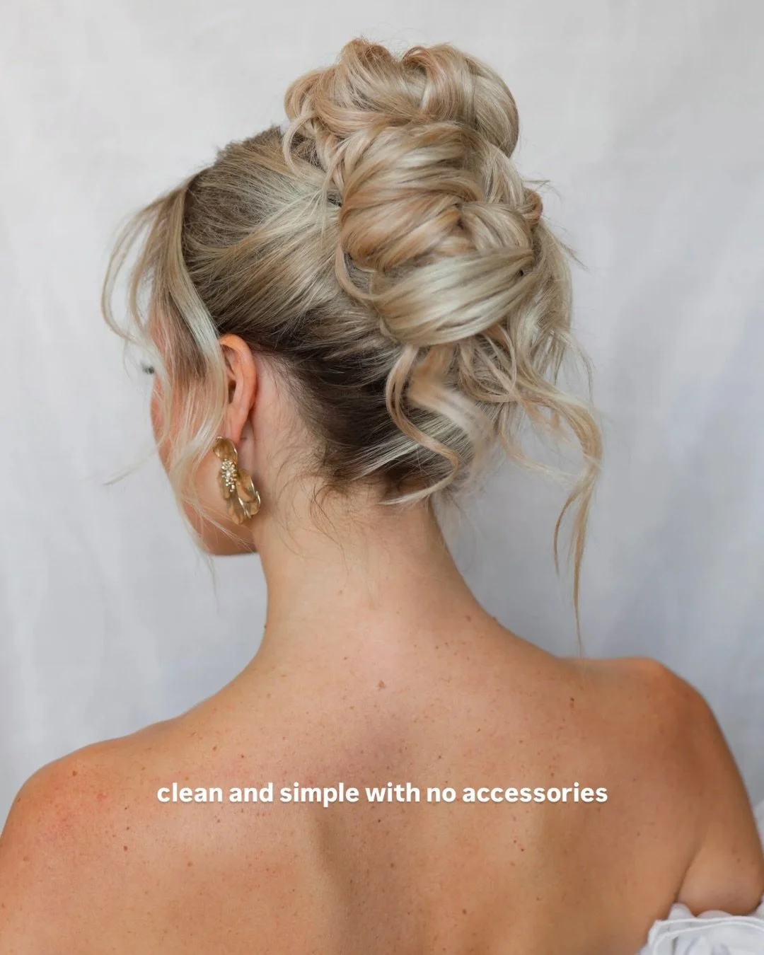 OK I want to know&hellip; are you team minimal or team sparkle? ✨

This effortless, soft updo has that dreamy &ldquo;undone&rdquo; texture my brides so often love. It strikes a perfect balance between relaxed boho and modern elegance 🤍

Swipe to see