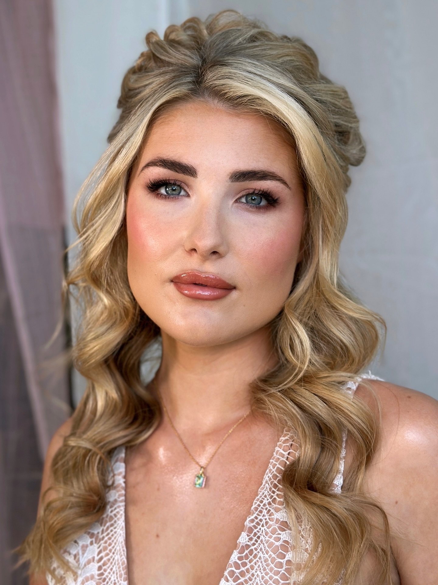 So I was feeling something a little romantic, a little boho ✨

I hope you love this as much as I do 🤍

Hair &amp; Makeup by me @lucenthairandmakeup 

#bohobridalhair #softglambridalmakeup #londonmakeupartist #weddingmakeuplondon #bohoweddinginspo