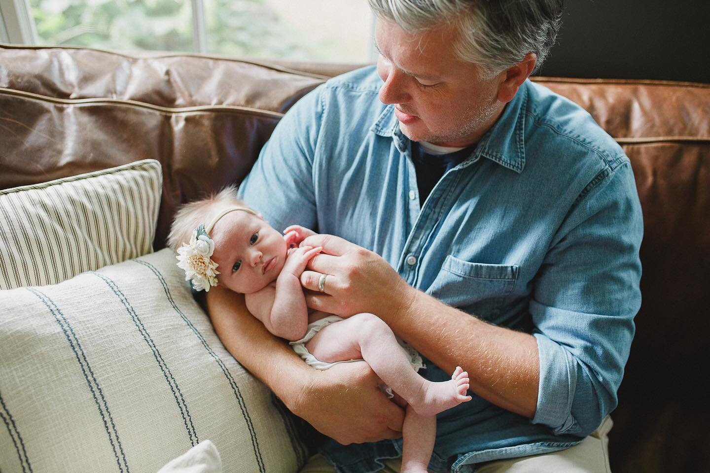 Wide-eyed + peaceful with Daddy! 💘
.
.
.
.
#andreawardenphotography #philadelphianewbornphotographer #mainlinenewbornphotographer #newbornphotography #newbornphotographer #chestercountynewbornphotographer #montconewbornphotographer #buckscountynewbo