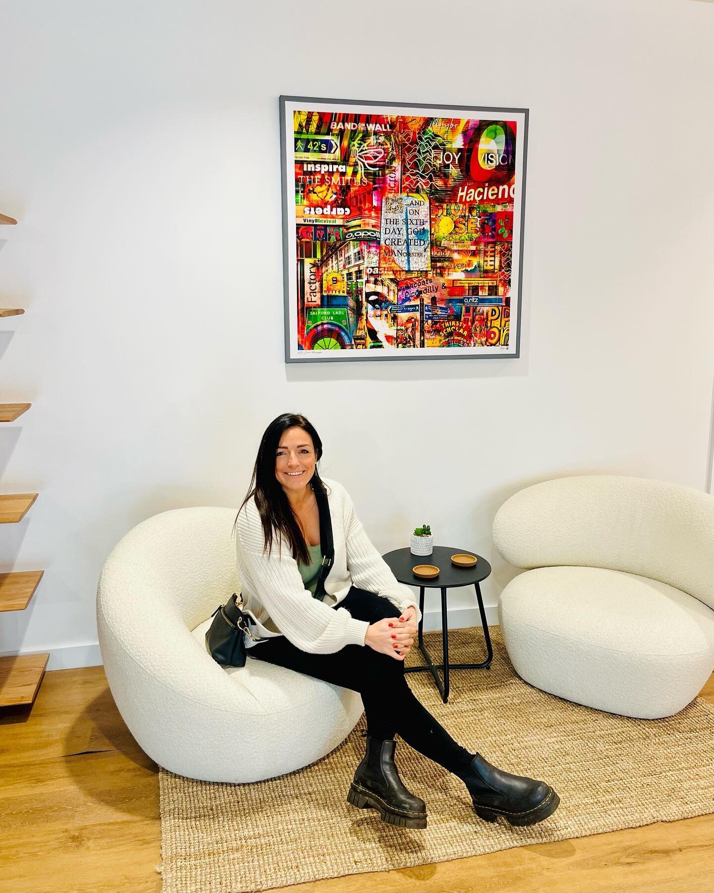 Here I am with some of my large pieces which have gone up in @cubowork in Manchester. Amazing office spaces to rent right in the heart of Manchester with an on-site gym and coffee, fizz and beer on tap. Cheers! 🥂

#manchesterart #manchesterartist #m
