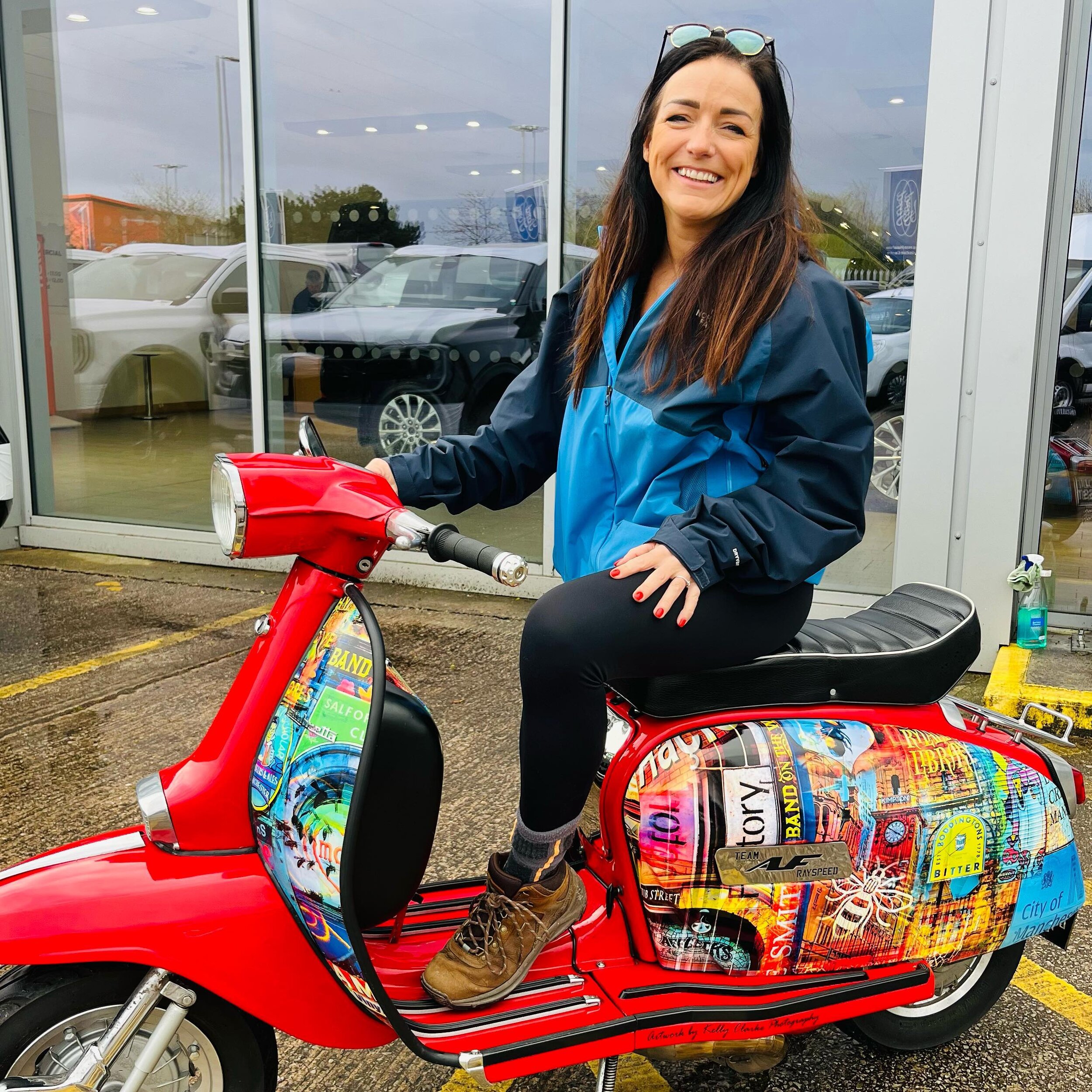 Amazing! I got to see this beauty in the flesh today! Thanks so much @gazlaaaaa for commissioning my Manchester Mash-up design for your 1979 scooter 😍 the year I was born too. I love it! 

#1979scooter #lambrettagram #vespa #vespadesign #lambrettade