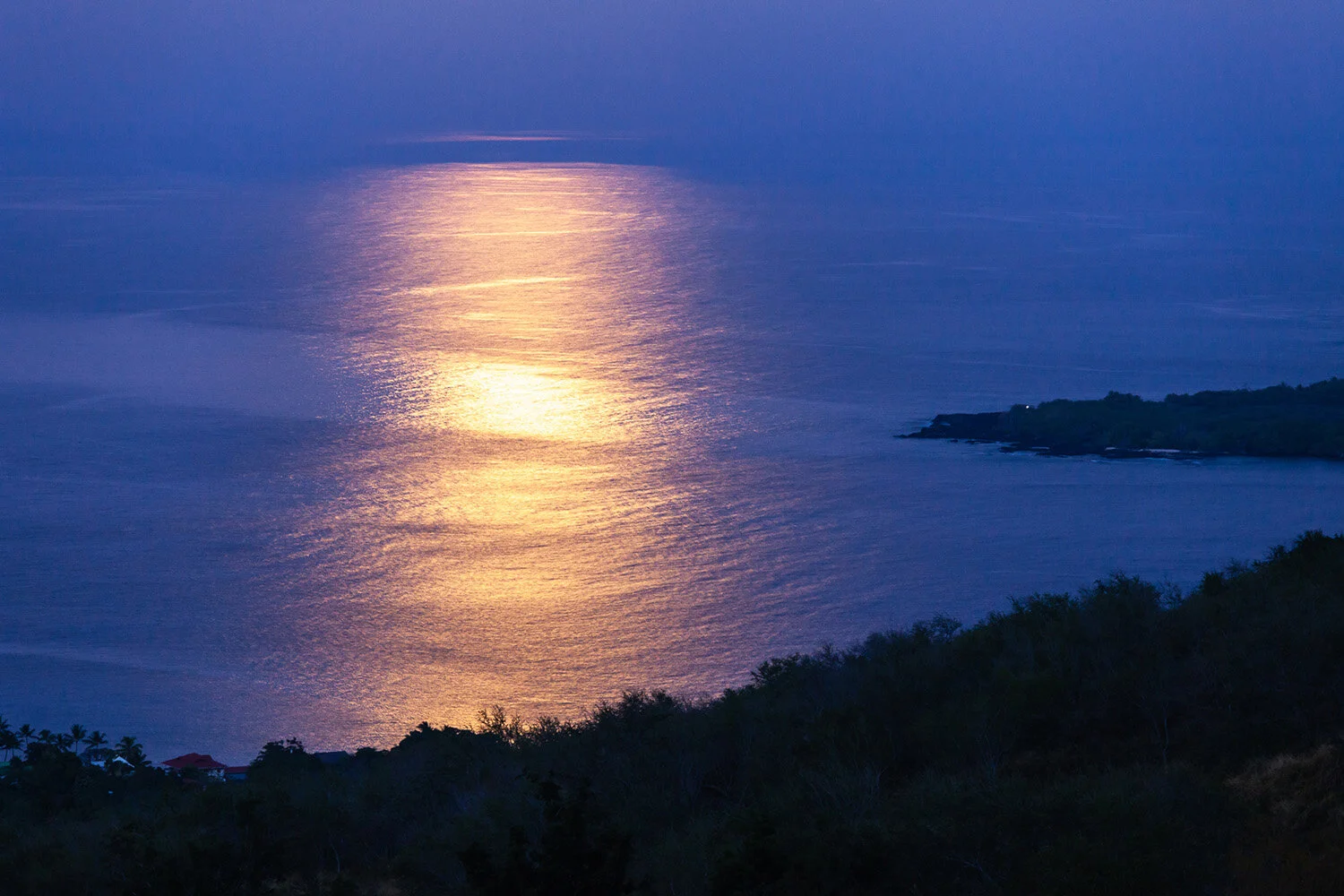  Moonset over Kealakekua Bay, Hawai'i Island with Kaawaloa, Kalemamo, Cook Point and Napo'opo'o Lighthouse. 
