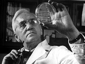Sir Alexander Fleming ûntduts per ongelok penicilline yn 1928 by it eksperimintearjen mei gryp. Fame Images.