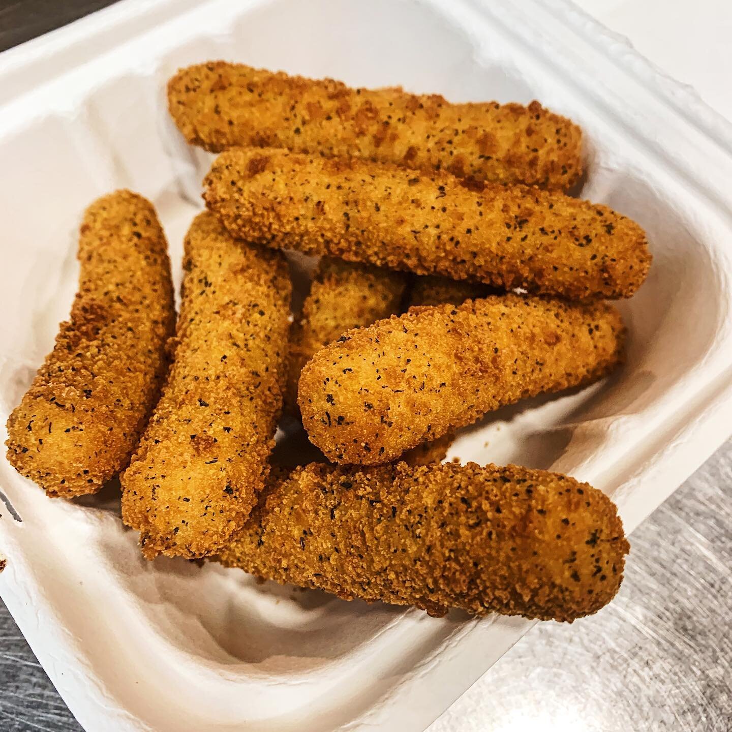 AB HEUTE BIS ZUM 12.3.:
JEDE ONLINE BESTELLUNG BEKOMMT ZWEI SCHMOZZ-LOZZ-STICKS MIT HAUSGEMACHTEM RANCH DRESSING GRATIS ZUM PROBIEREN 🧡🧡🧡
. . .
#lepot #mozzarellasticks #priort #fahrland #wustermark