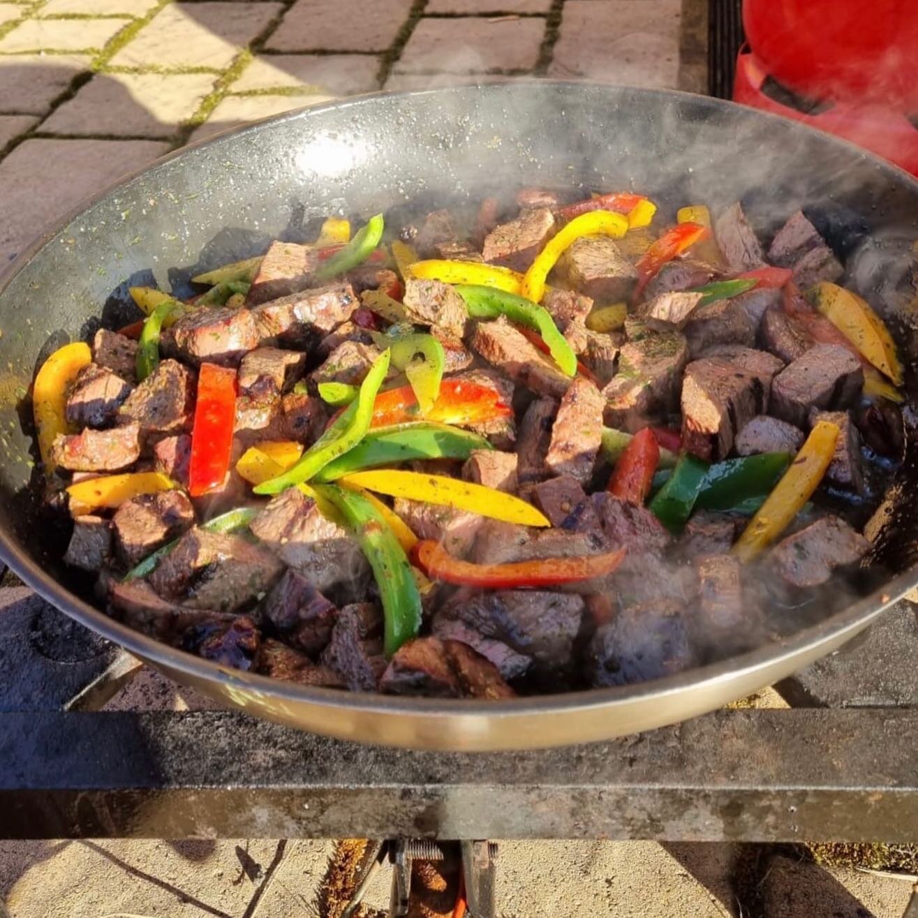 Ab sofort haben wir wieder das Le Pot Steak Sandwich f&uuml;r dich 🧡🧡🧡 Saftiges Rindersteak aus Argentinien, auf der Flamme gegrillt und anschlie&szlig;end mit angeschmortem Paprikagem&uuml;se in der Pfanne umhergetrieben. Drau&szlig;en auf dem La