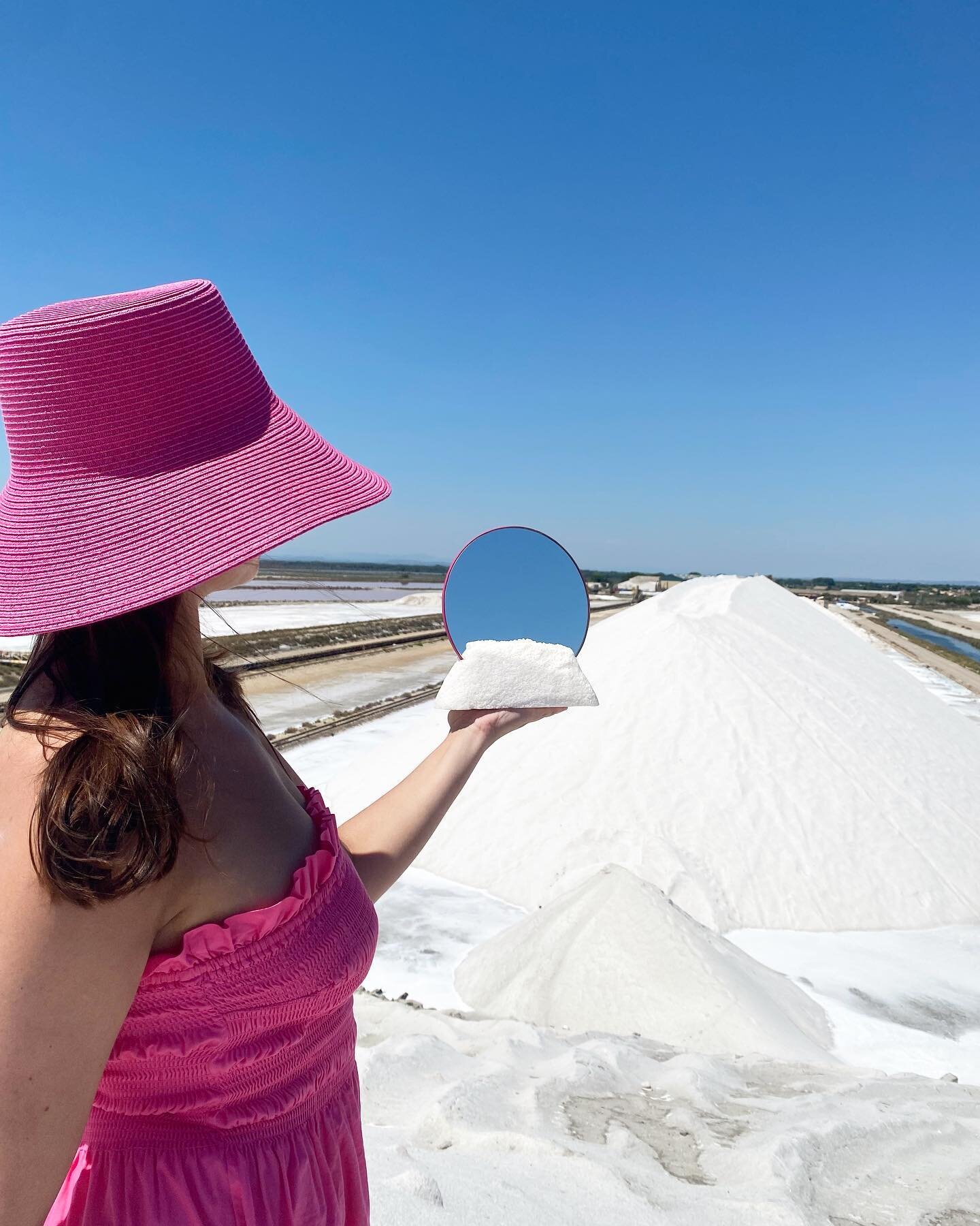 Jeu de camelles 🤍 le petit miroir Camelle sur la camelle avec pour fond une petite et une majestueuse camelles* 

* pyramide de sel au c&oelig;ur des marais salants qui regroupe le sel r&eacute;colt&eacute; durant la saison 

#sel #salt #salinas #sa