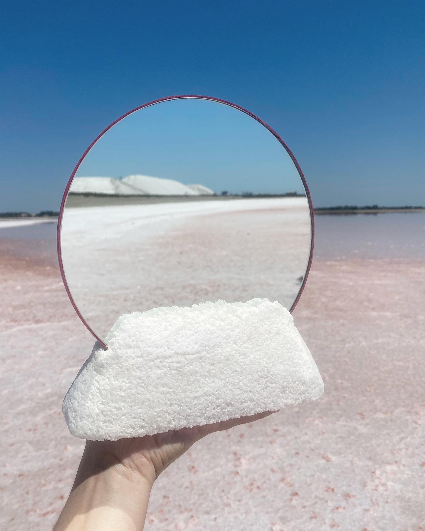 D&eacute;claration d&rsquo;Amour &agrave; la Camelle de sel 🤍

Le petit miroir Camelle est compos&eacute; d&rsquo;un support sculpt&eacute; en gros sel de Camargue et r&eacute;sine bio-sourc&eacute;e ainsi que de deux miroirs dos &agrave; dos assemb