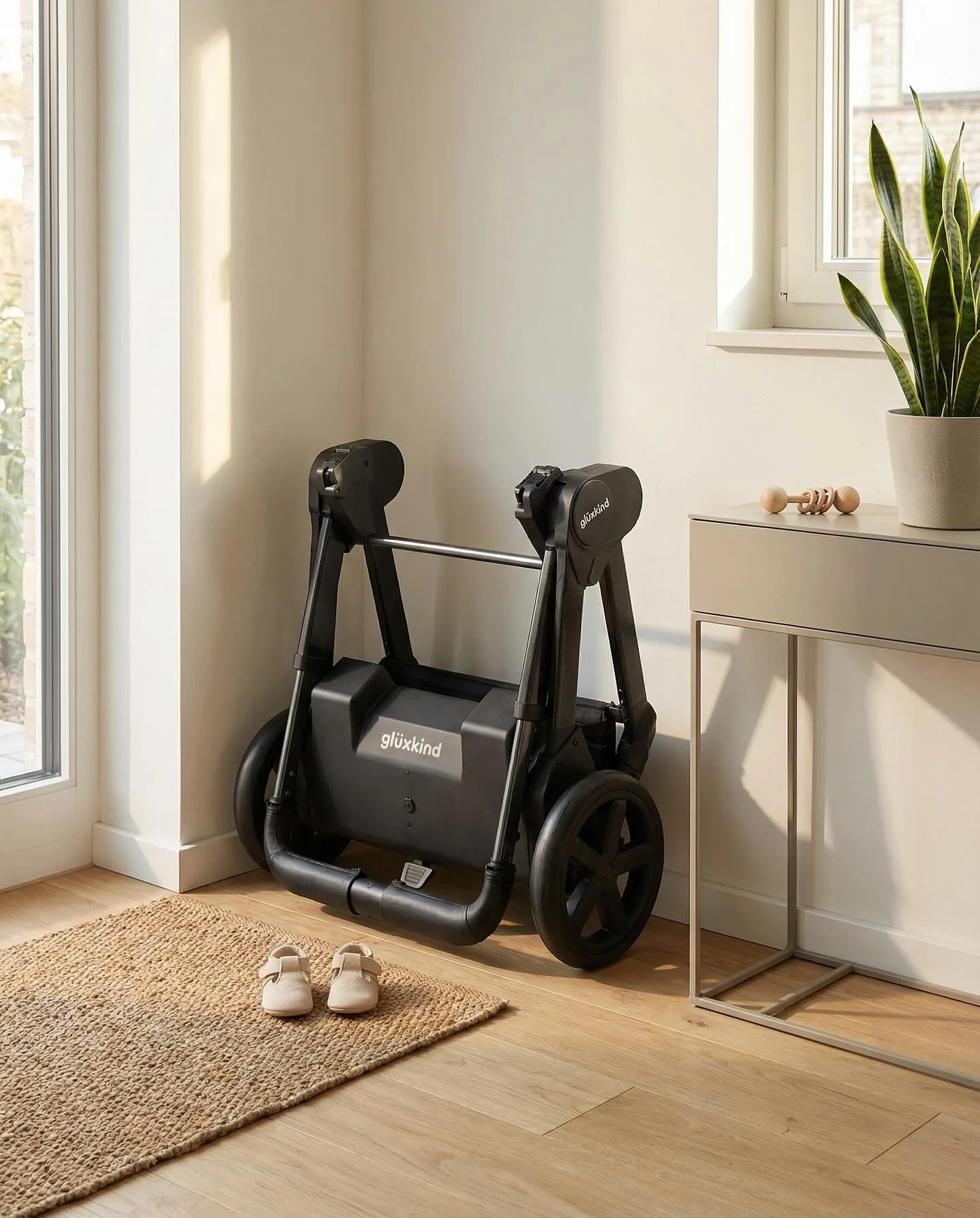 Of course it folds! Even with this much technology, with all the smart features, Rosa still folds like any other full size stroller. It&rsquo;s designed to be modular. #smartstroller #stroller #babyregistry #babyregistrymusthaves #pregnant #expecting