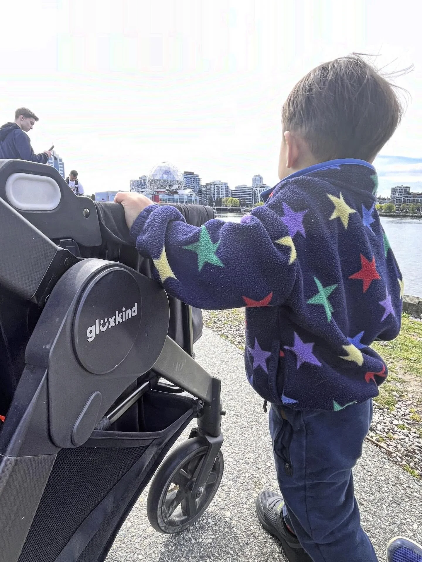 Gl&uuml;xkind strollers grow with your family! With storage for all day explorations or just your every day errands - thanks to the motor assistance you can load our smart stroller up and it&rsquo;ll still feel like a glide. #smartstroller #babyregis