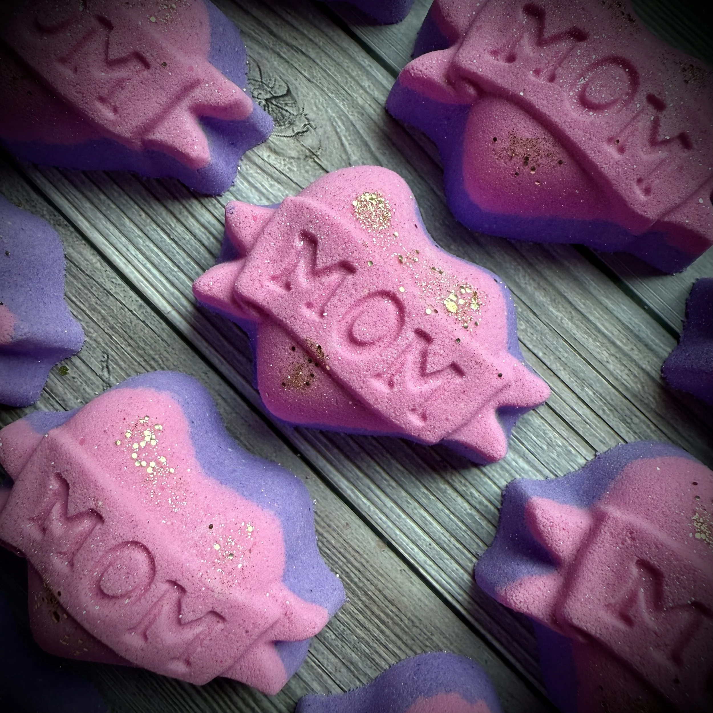 Mom Hugs Bath Bomb - Blackberry, Magnolia, Vanilla