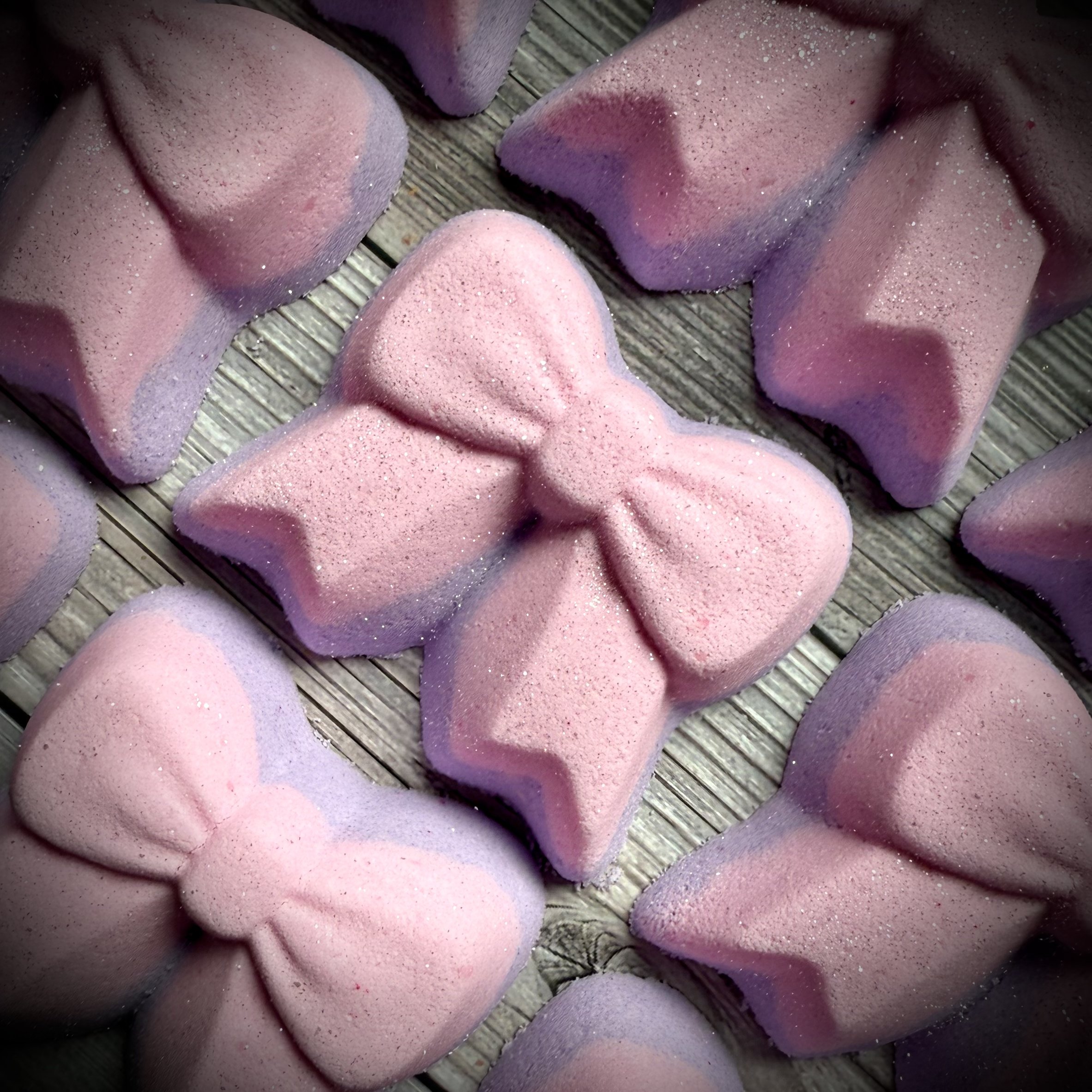Pretty Bows Bath Bomb - Blackberry, Magnolia, Vanilla