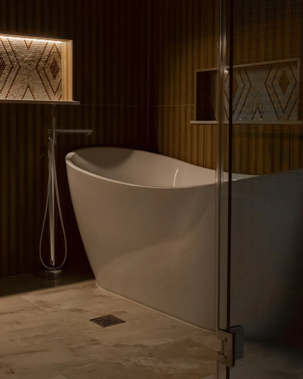 Just a moment for this walk-in shower 💙😁&hellip; because this one definitely isn&rsquo;t playing small. Oversized in all the right ways and layered with rich, elevated finishes, it delivers that quiet kind of luxury that doesn&rsquo;t need to annou