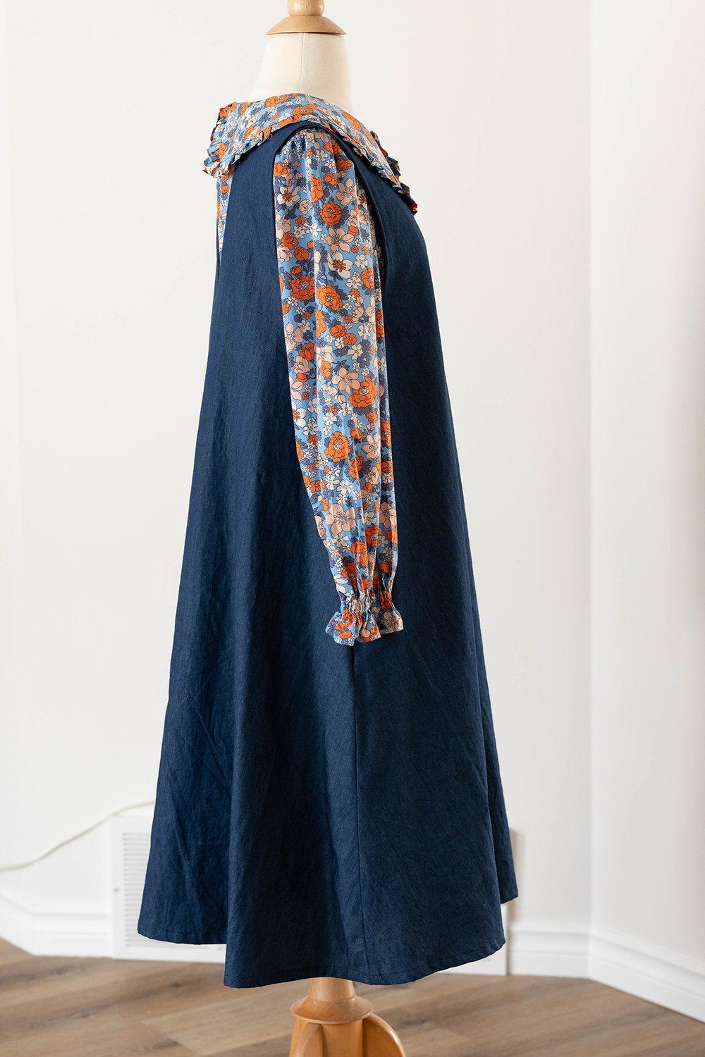 デニムジャンパースカートとフリル襟のブラウス