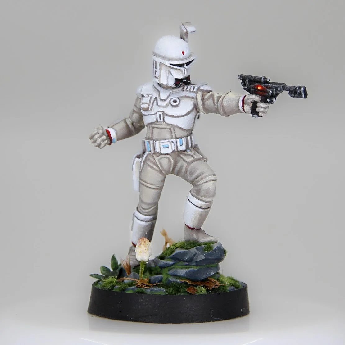 Extremely excited to paint this bad boy. LOVE the white scheme from Ralph Mcquarrie&rsquo;s concept art and had a great time working up from a deep warm grey to give the armour some nice depth.
Unfortunately the mini was missing his left arm on the s