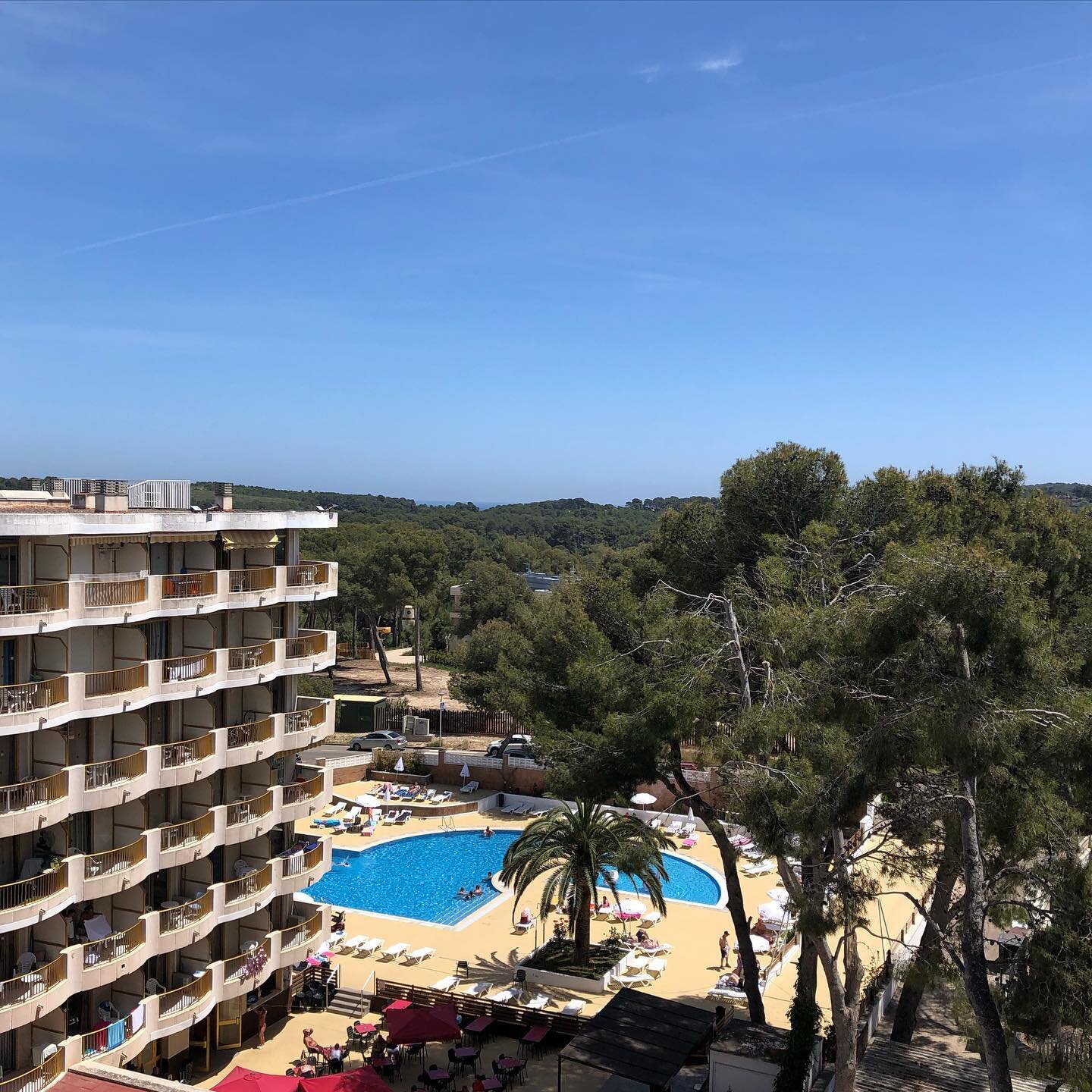 As much as I&rsquo;m missing you all and I know soph is crying over missing me! This view makes it a little easier to get through! 

ID view from Kym&rsquo;s hotel in Salou Spain palm trees and pools.

#podcast #queer #holiday #spain #salou #filmpodc