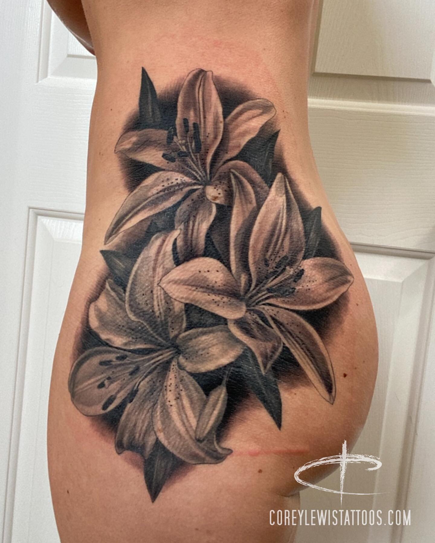 💐 @coreylewis_tattoos #coreylewistattoos #michigantattooartist #greywashtattoo  #tattooart #michigantattooers #lilytattoos