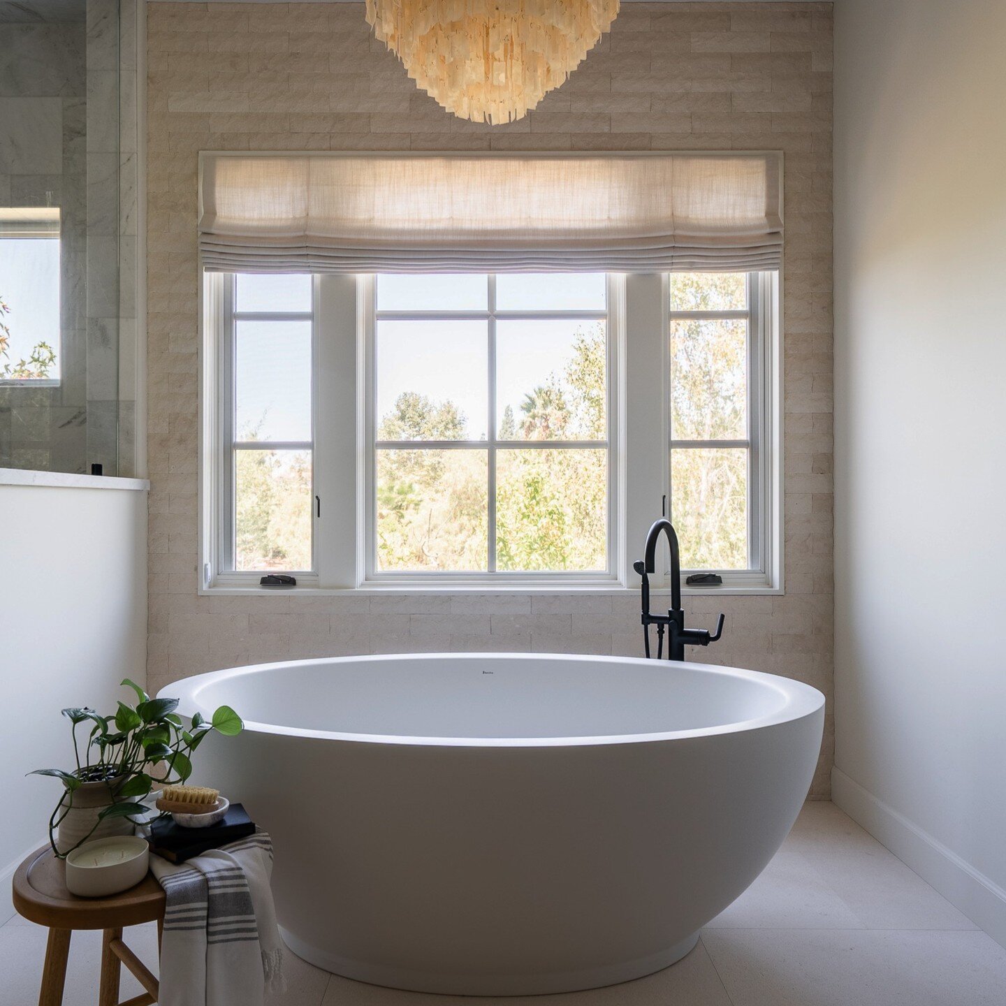 Primary Bathroom bliss! The creamy tonal colors make it all so relaxing. Don't we all just want a bathtub like this? 🙋&zwj;♀️ 

Design: @willowbybridget 
📷: @sandiegointeriorphotography