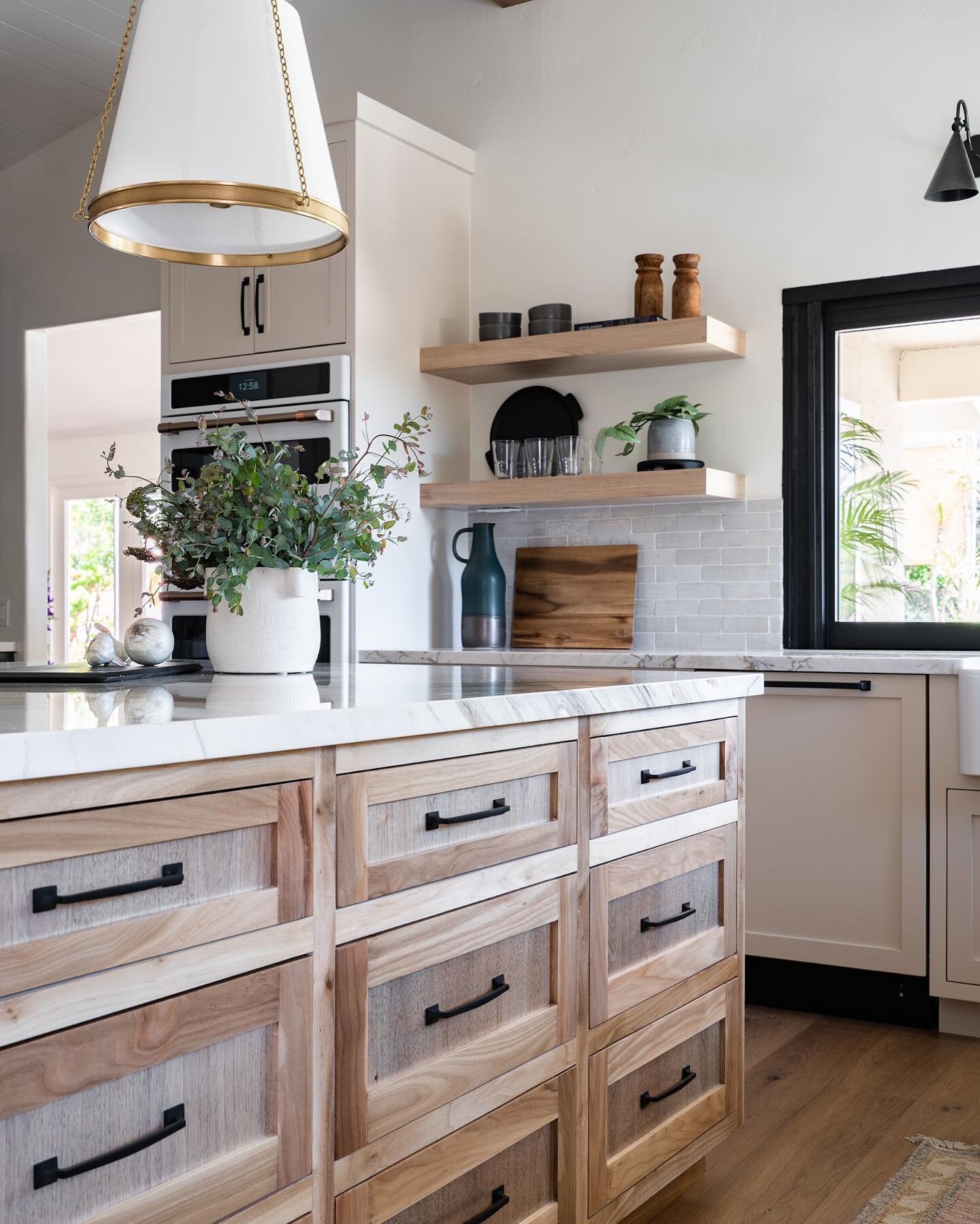 Custom island cabinets bring warmth to this kitchen. The natural variances of the wood are showing off and add a touch of charm and comfort to the workspace. 

Designer: @willowbybridget 
📷: @sandiegointeriorphotography