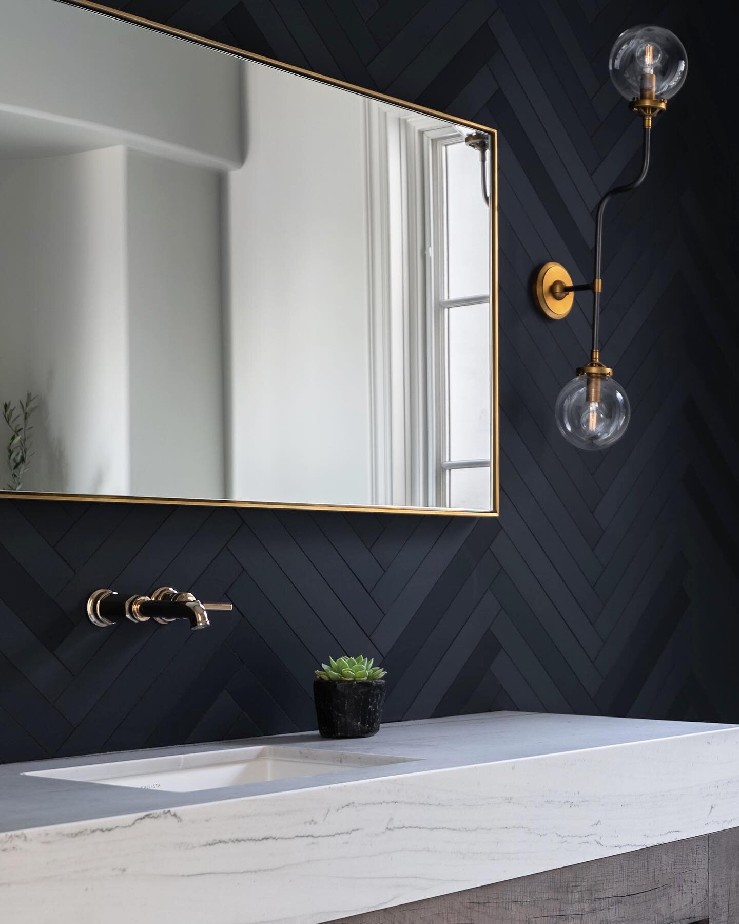 A match made in heaven, black and white in a bathroom remodel are just right. The imported Italian porcelain wall tile set in herringbone with varying shades of black is so good! #bathroomsofinstagram 

Design: @willowbybridget 
📷: @sandiegointerior