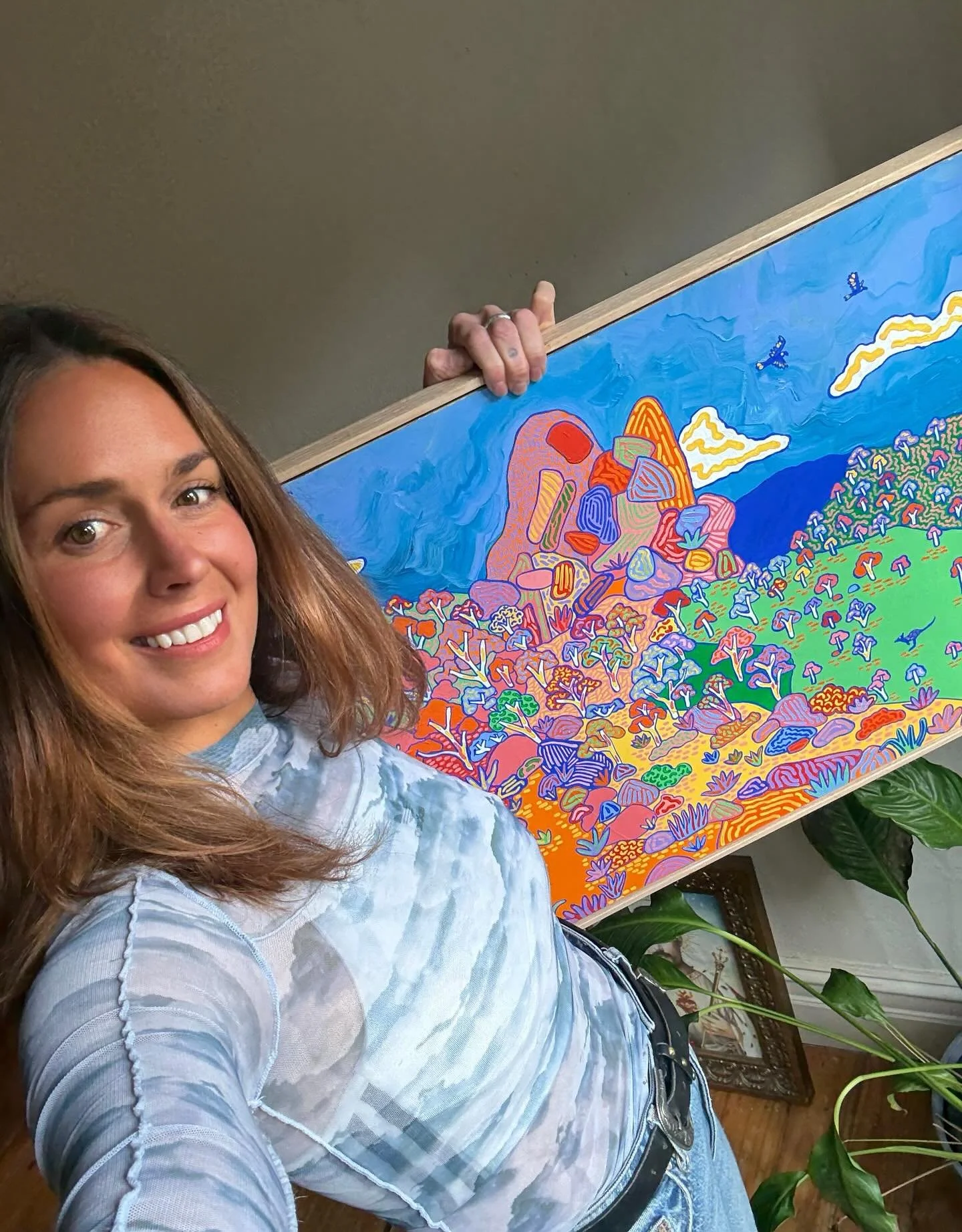 | SATURDAYS |

Me awkwardly trying to get a photo with my painting and Fleur enjoying baby TV 🌞