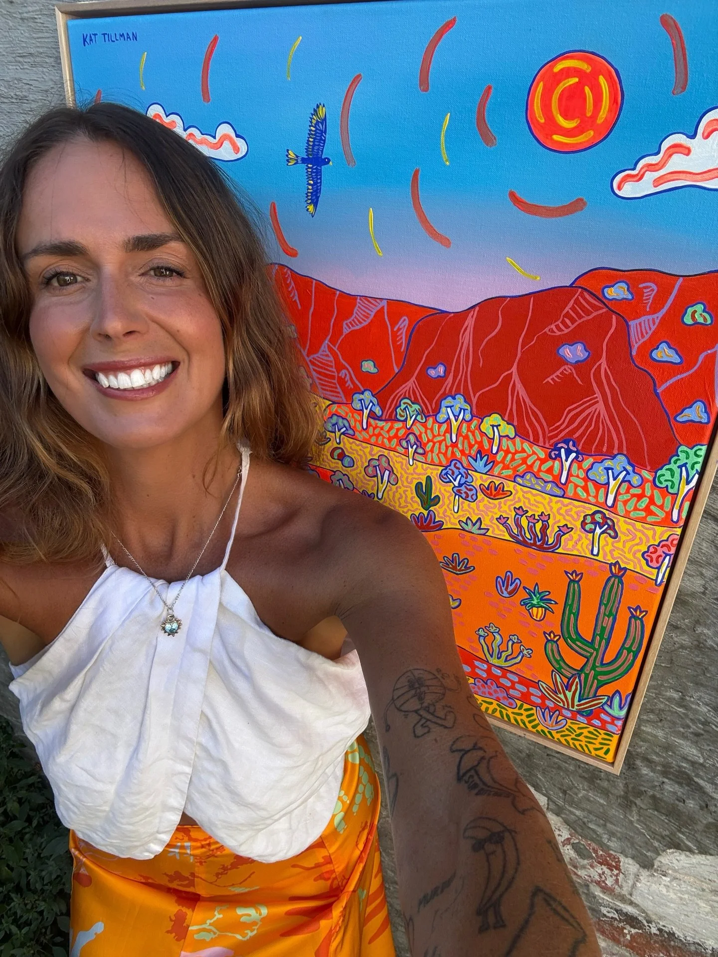 HAPPY FRIDAY |

Just a girl hanging out with her painting in the yard! Can you tell I like orange. 🍊🍊🍊🍊

Painting &lsquo;Dry Season&rsquo; still avaiable :)