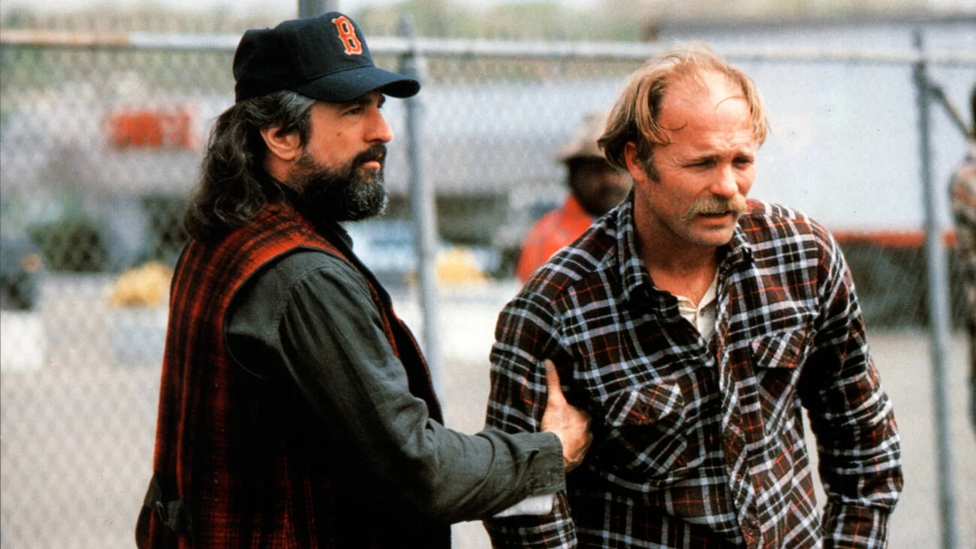 Robert De Niro as Megs and Ed Harris as Dave stand together outside in the 1989 drama Jacknife.
