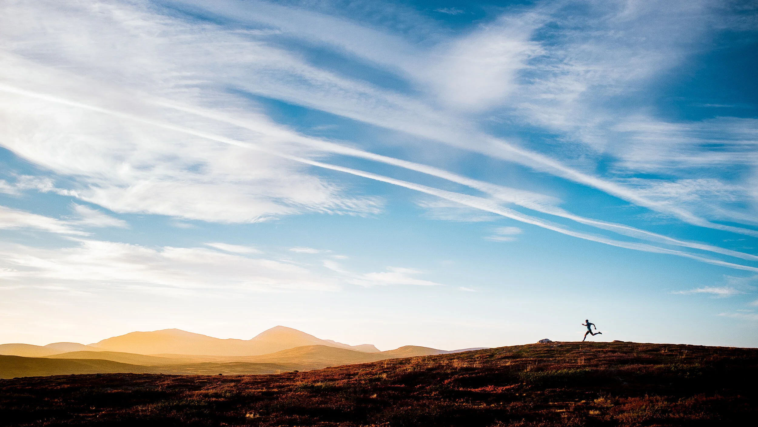 Erik Westberg running in Funäsfjällen, Sweden.