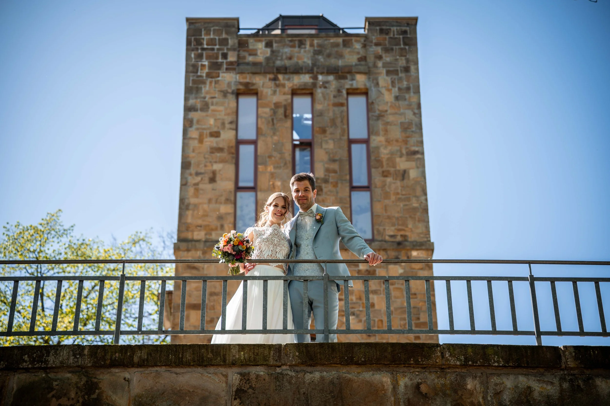 Traumhochzeit im Osnabrücker Land – Brautpaar vor historischer Kulisse